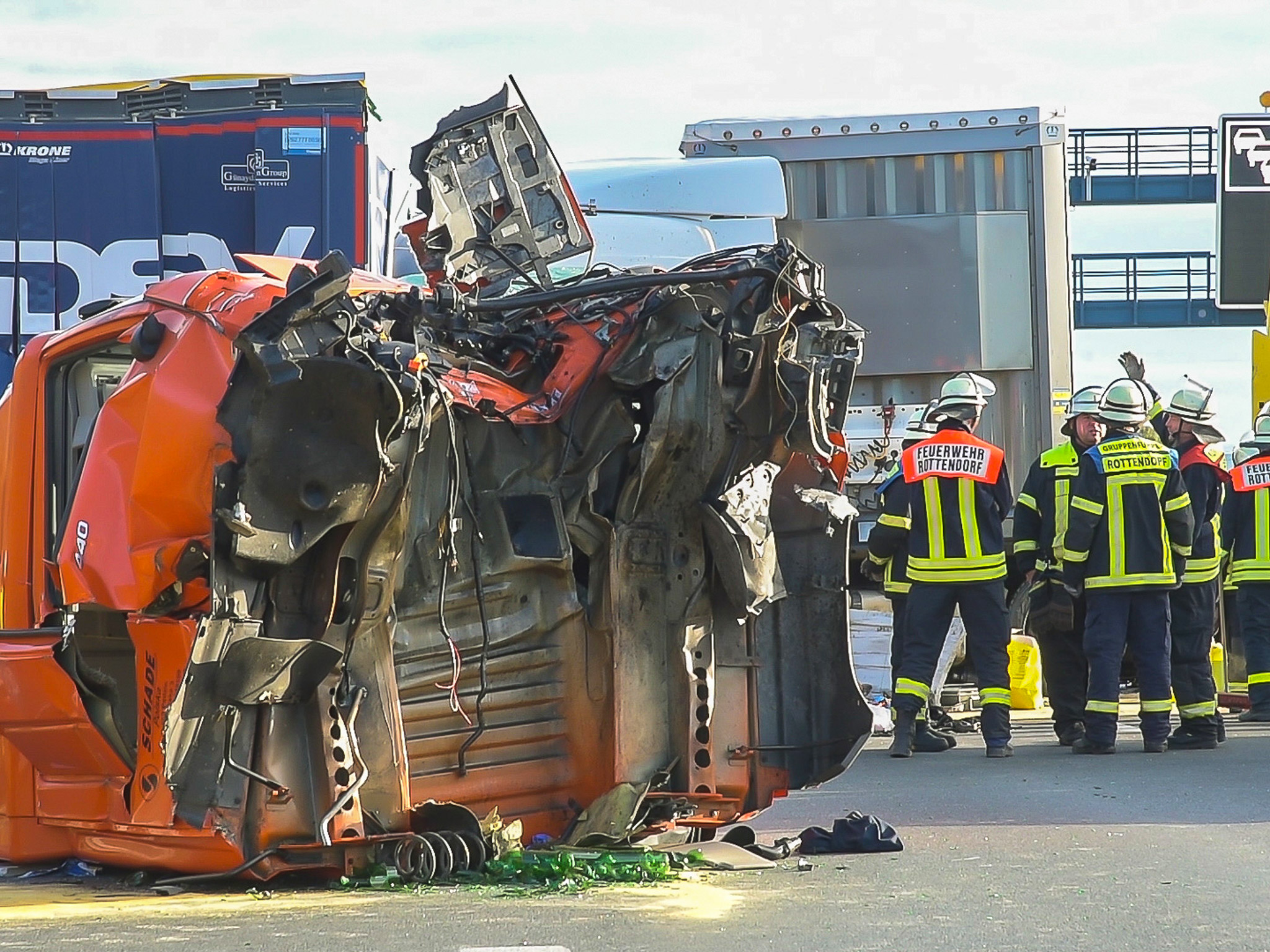 171005_Vu_lkw_a3_Wue2 Der Lkw-Fahrer wurde aus dem Führerhaus gerettet und mit schweren Verletzungen in eine Klinik gebracht. Foto: Pascal Höfig