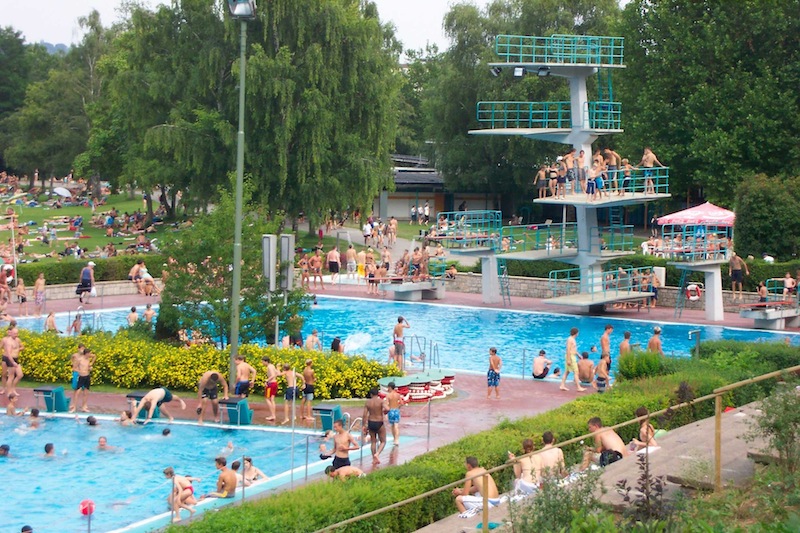 Dalle Schwimmbad Sprungturm Wasser Schwimmen, planschen, genießen – das Dallenbergbad ist ein beliebter Anlaufpunkt für die Würzburger im Sommer. –Foto: WVV