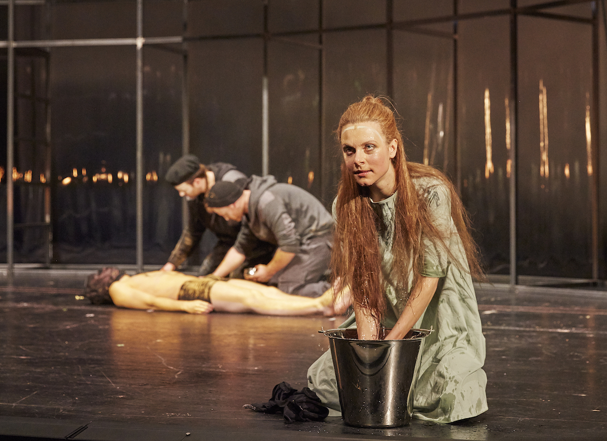 Antigone4 Helene Blechinger, Bastian Beyer und Cedric von Borries. Foto: © Nik Schölzel