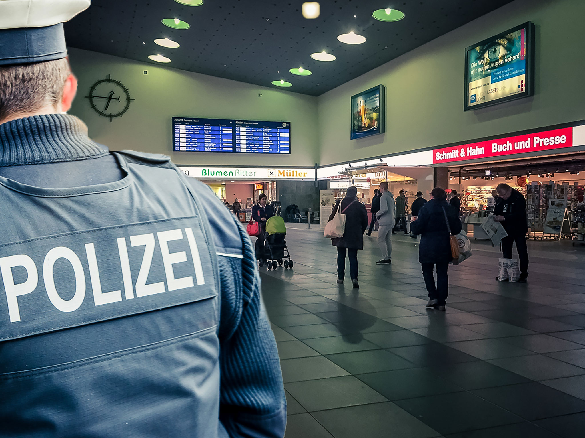 Bundespolizei_Hauptbajnhof_Innen Ein Beamter der Bundespolizei Würzburg im Bahnhof. Symbolfoto: Pascal Höfig