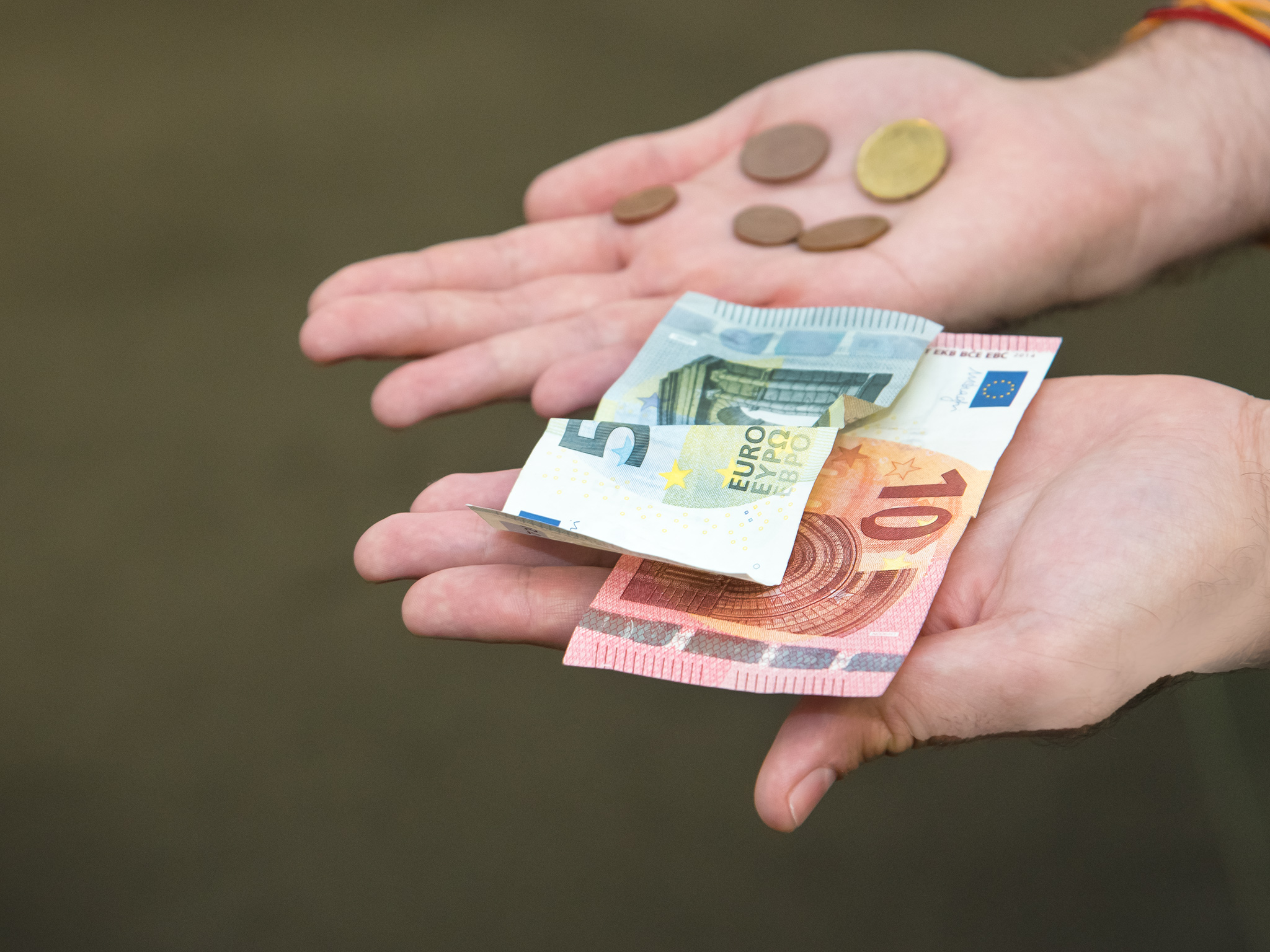 Geld in der Hand. Symbolfoto: Pascal Höfig