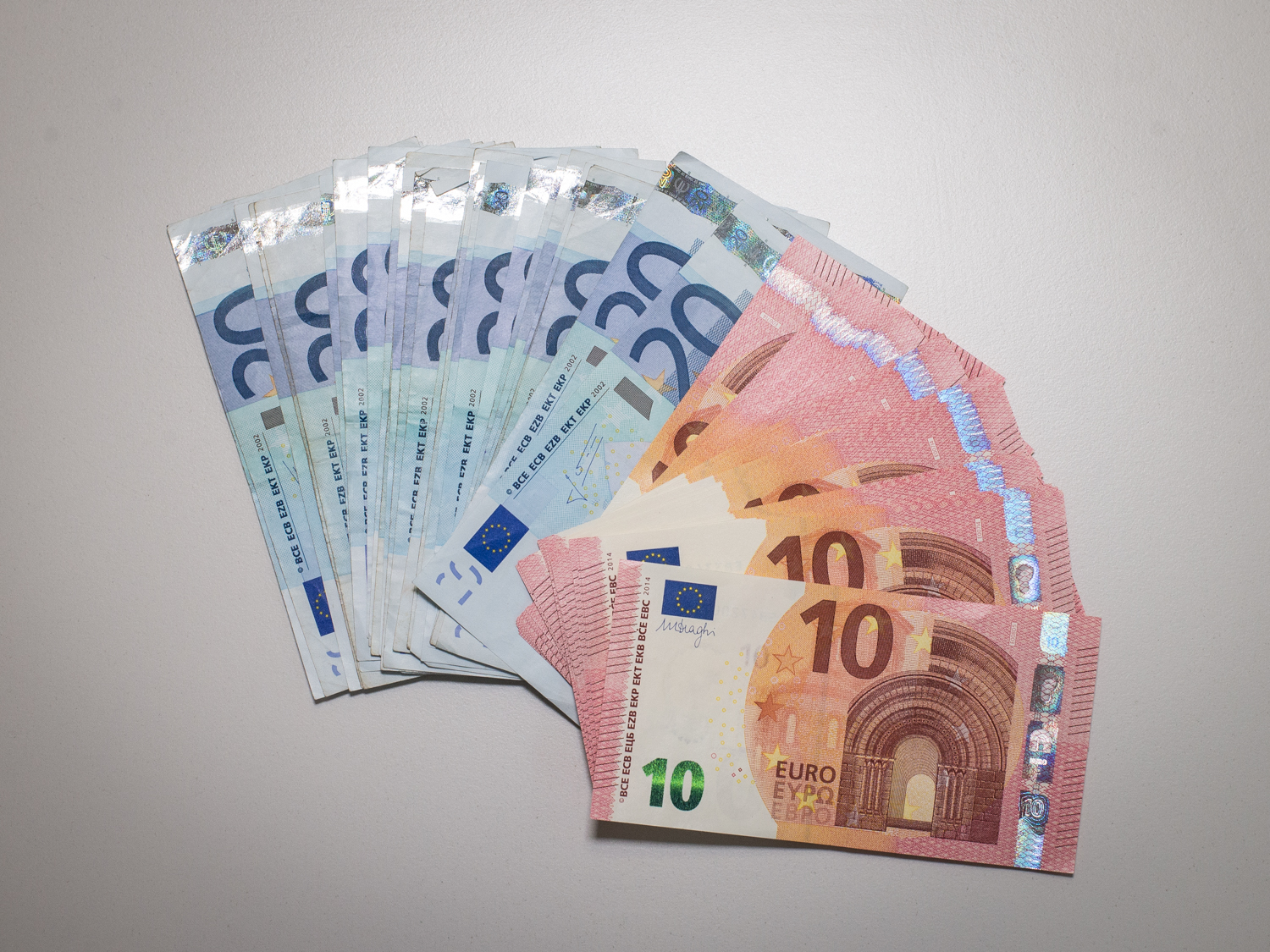 Geld_Symbol (1 von 2) Diebespärchen ergaunert Geld - Foto: Pascal Höfig