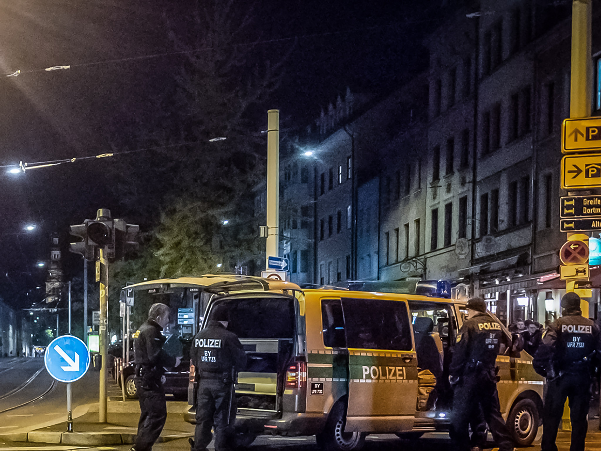 Juliusprommenade_Polizei_Nacht-21-2 Massive Polizeipräsenz in der Innenstadt. Foto: Pascal Höfig