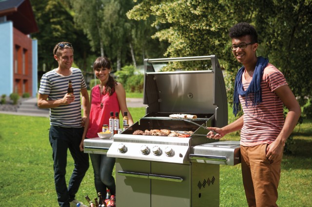 Napoleon_Grill_Greulich Grillen mit Freunden – geht noch besser mit einem tollen Grill vom Kaminofenstudio Greulich. Fotoquelle: Kaminofenstudio Greulich