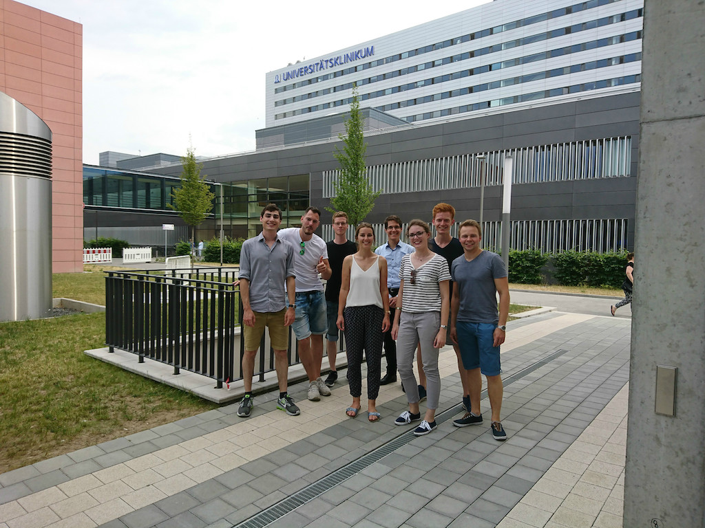 PEC_Gewinner Das erfolgreiche Team samt Betreuer (v.l.): Alexander Klitsch, Simon Hermann, Jonas Fischer, Lea Schmidt, Prof. Martin Nentwich, Christine Mages, Nils Hapke und Sören Krüger. (Foto: privat)