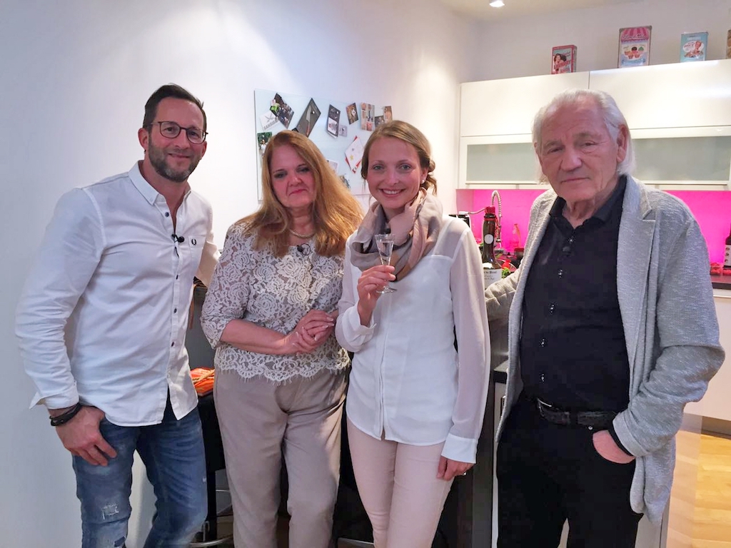 Das perfekte Dinner Die Dinner-Runde: Sascha, Gastgeber an Tag 4, Theresia, Marion und Julius. Foto: VOX / ITV Studios