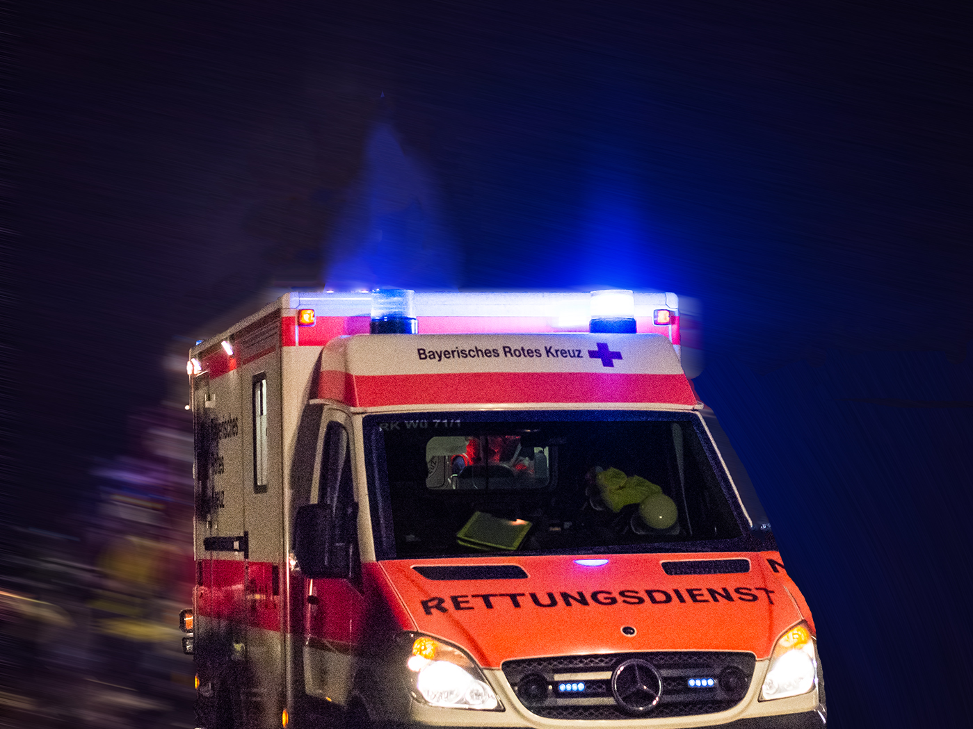 Rettungswagen_Nacht_Symolbild Rettungswagen im Einsatz - Symbolfoto: Pascal Höfig