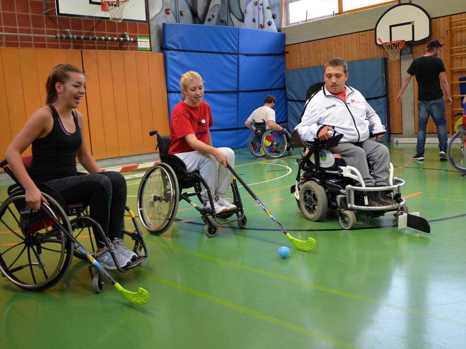 Rollstuhlhockey Sport verbindet – Klara Albert und Nina Rolfs hatten beim Rollstuhlhockey mit Sven Haas viel Spaß. Foto: NoLimits!
