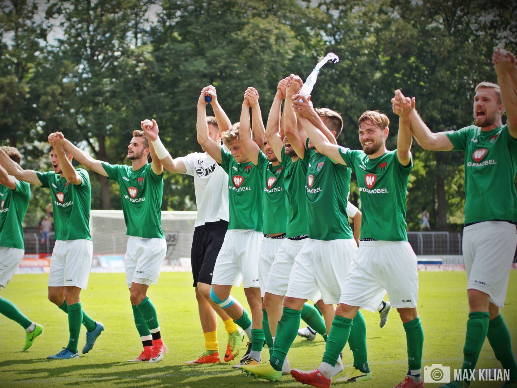 Schweinfurt05.jpg Die Spieler des 1.FC Schweinfurt 05 feiern Ihren Sieg. Foto: Max Kilian