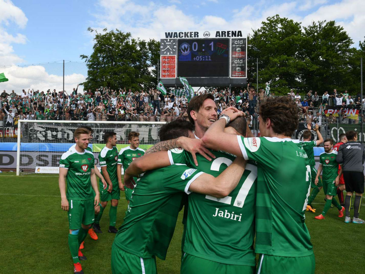 Toto-Pokal.jpg Die Schnüdel beim Gewinn des bayerischen Toto-Pokals. Foto: Bayerischer Fußball–Verband e.V.