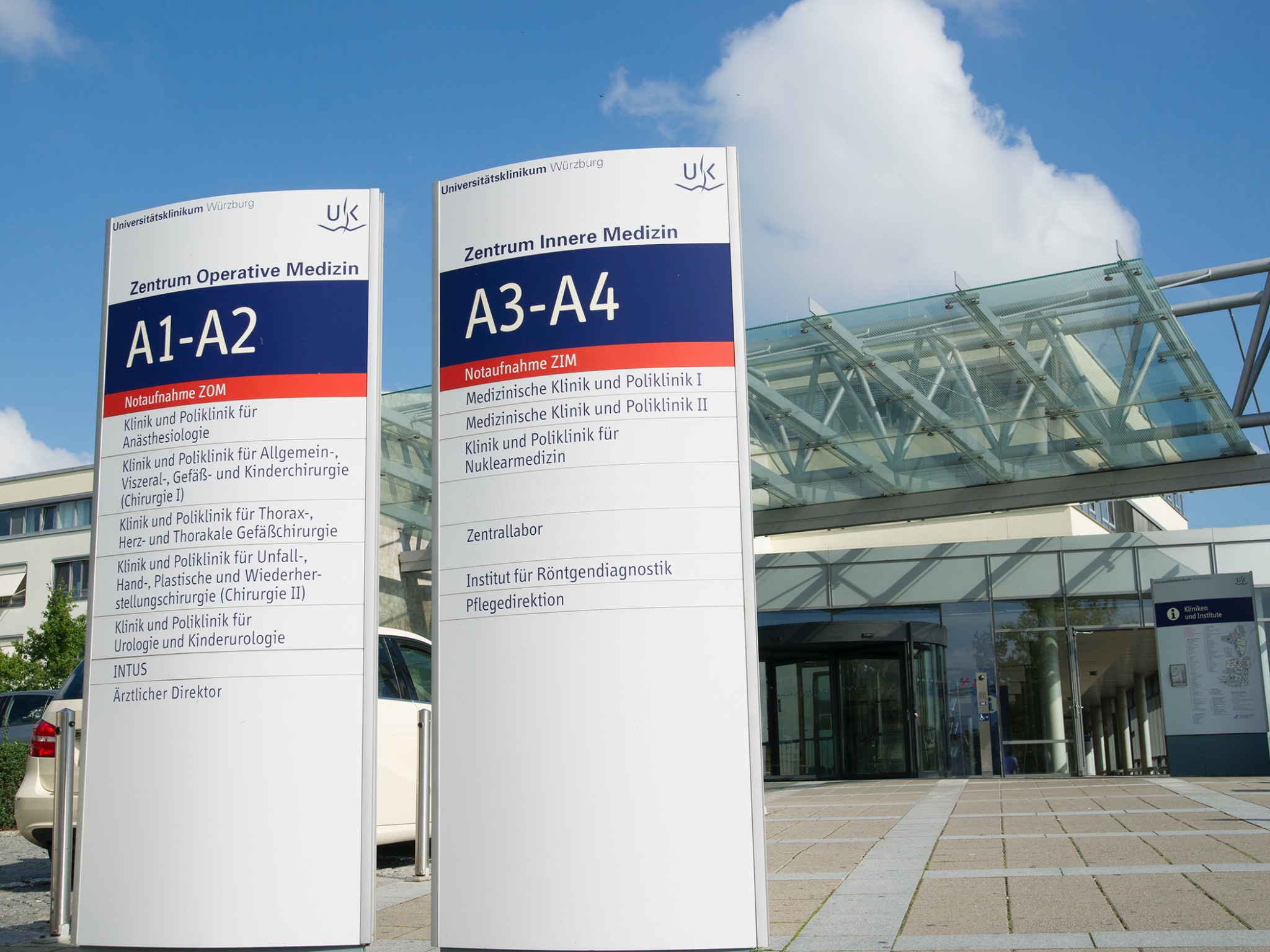 Eingang von ZIM und ZOM der Uniklinik Würzburg. Foto: Universitätsklinikum Würzburg