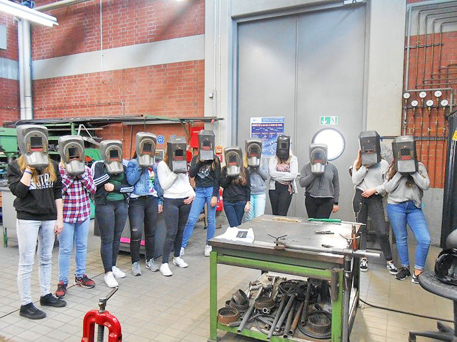 girlsday Im Labor zeigte Günter Frey den Mädchen das Schweißen. Foto: FHWS