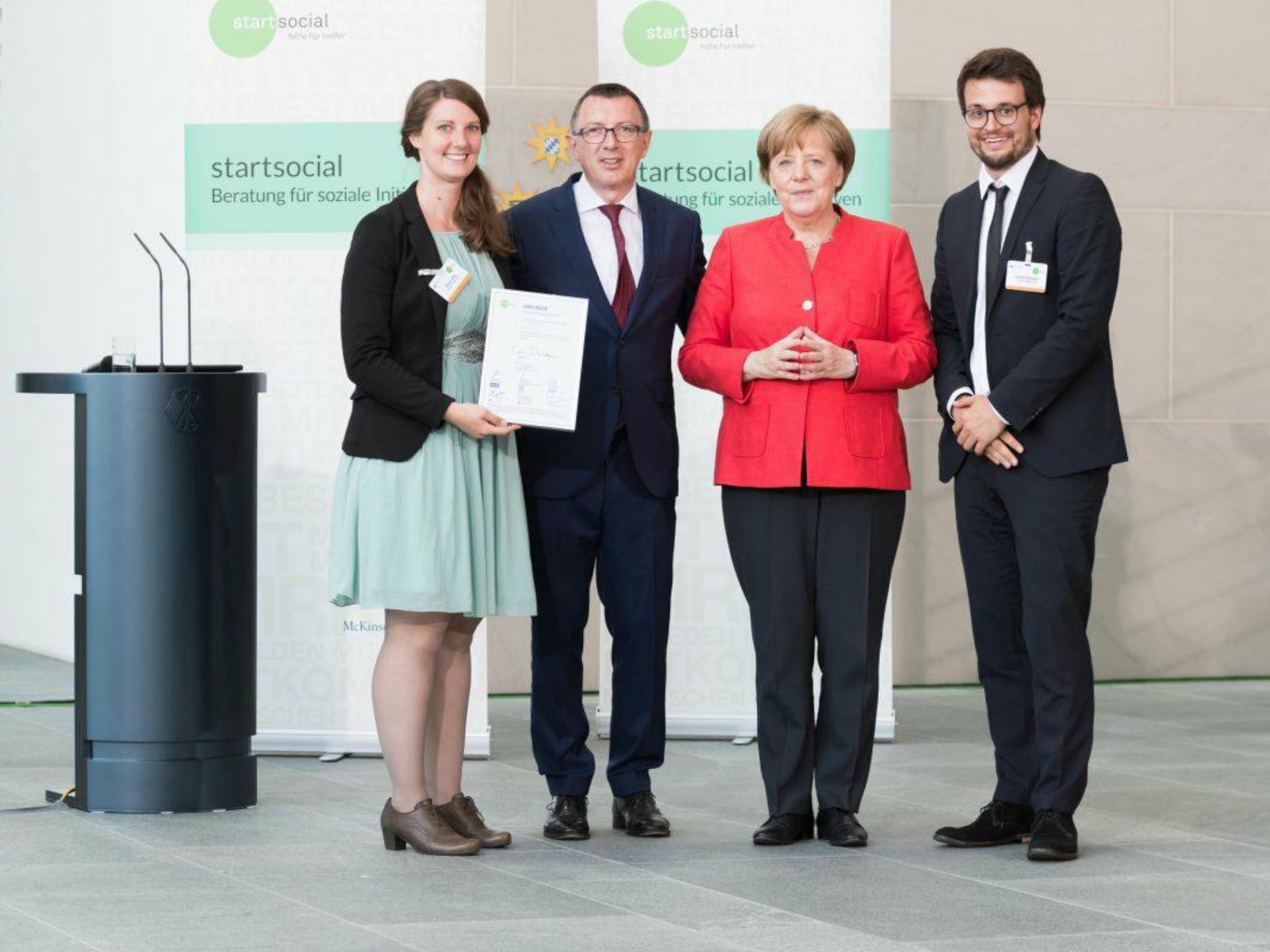 integrAIDE_Preisverleihung Preisverleihung start social e.V durch Bundeskanzlerin Angela Merkel, Juni 2017. Foto: integrAIDE