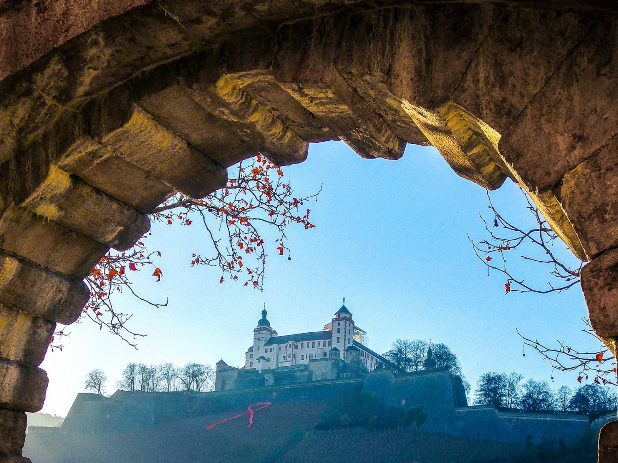Aidsschleife_Festung Würzburg zeigt Schleife am Welt-Aids-Tag. Foto: Dominik Ziegler
