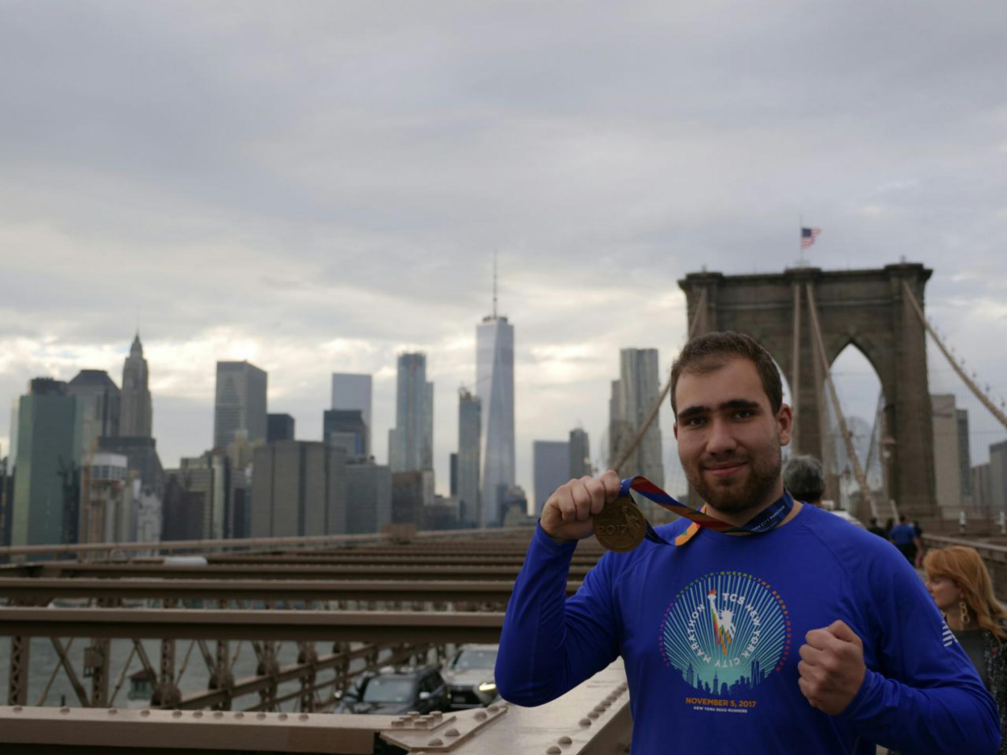 DenisHepbasli_Fotor Denis Hepbasli zeigt stolz seine Medaille vom New York Marathon. Foto: Gianfranco Leandrin