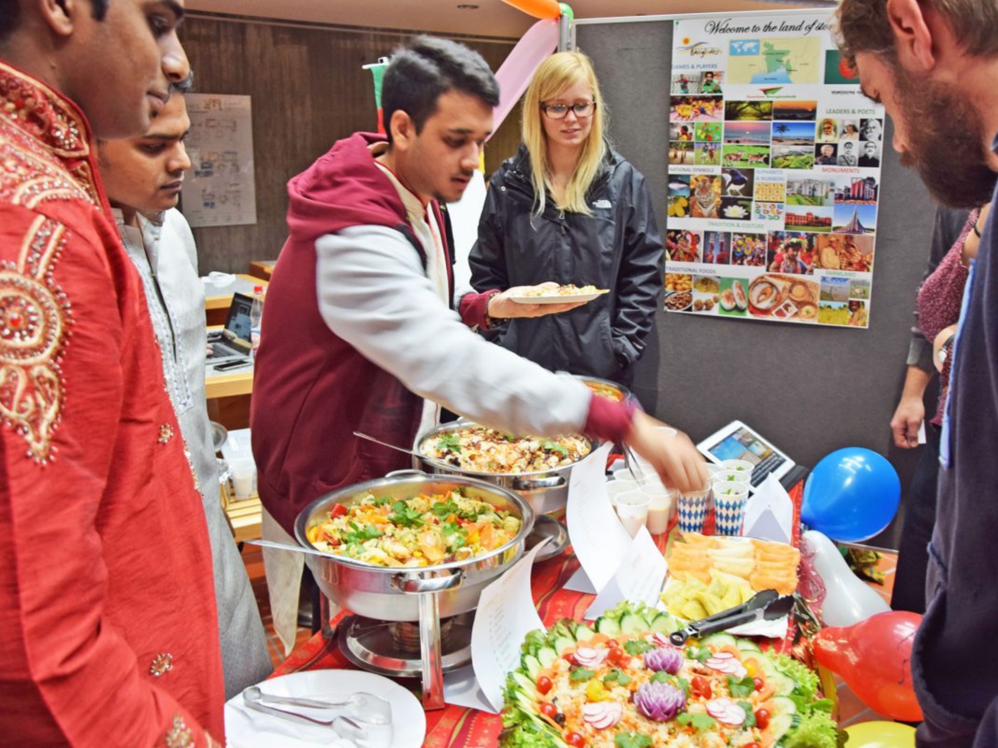 FH-taste Internationale wie deutsche Studierende offerieren landesspezifische Gerichte. Foto FHWS-Archiv
