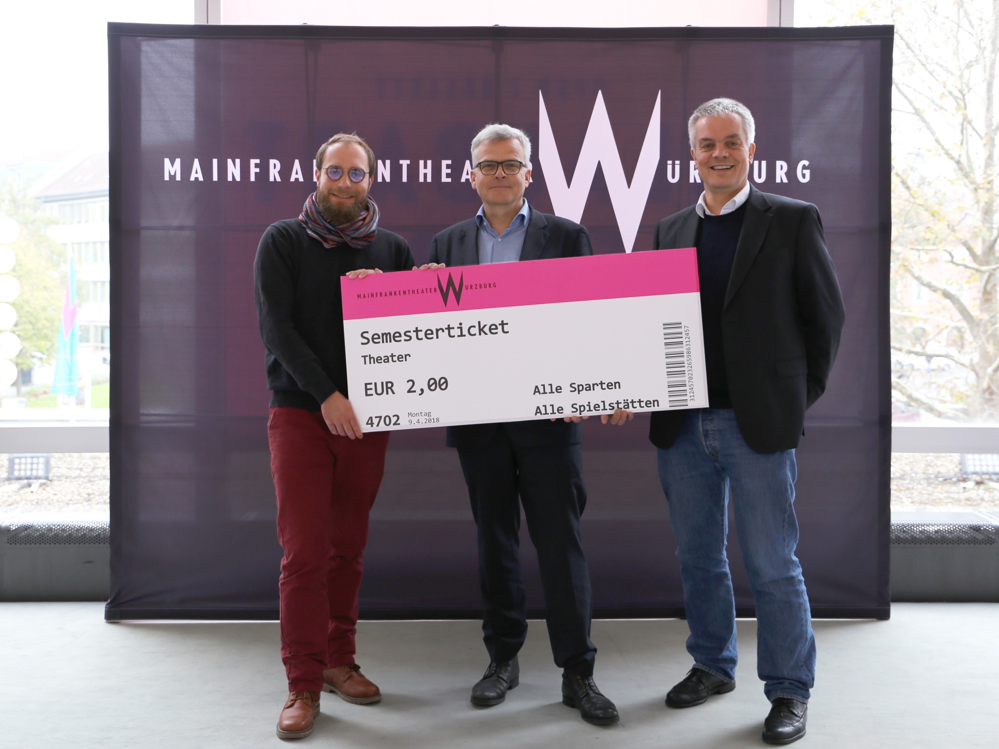 Semesterticket_Theater1 Stephan Hemmerich, Markus Trabusch und Dirk Terwey setzen sich für das Semesterticket Theater ein. Foto: Mainfranken Theater / Lee Hinkelmann