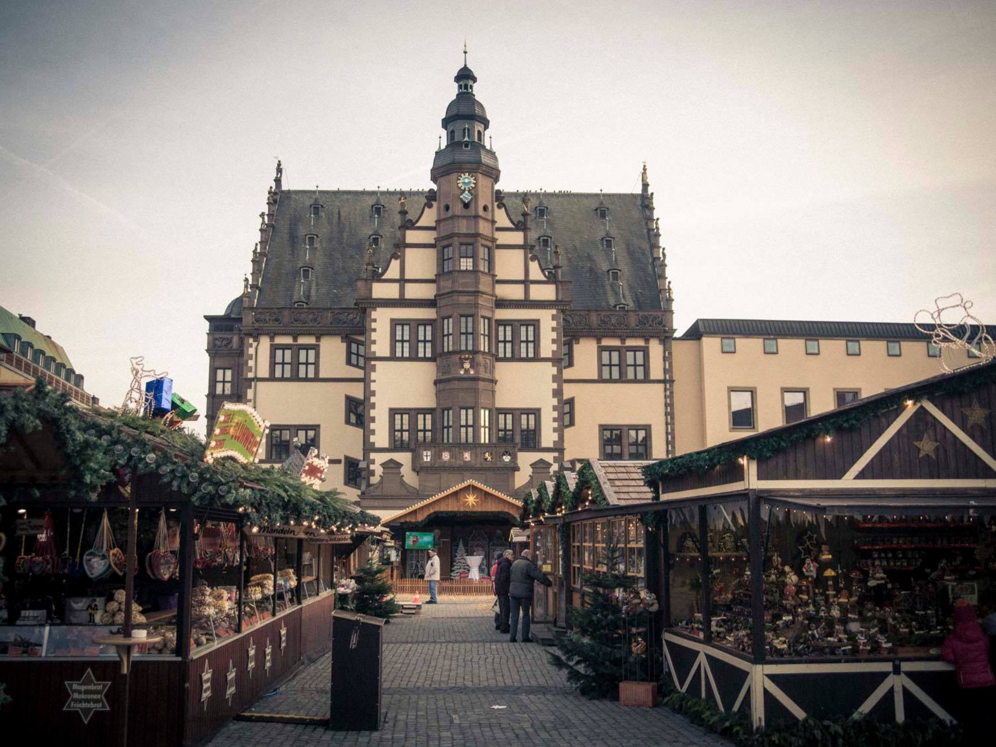 Weihnachtsmarkt_2016 Weihnachtsmarkt in Schweinfurt – schon am 28.12. geht's weiter mit dem Winterdorf. Symbolfoto: Dominik Ziegler