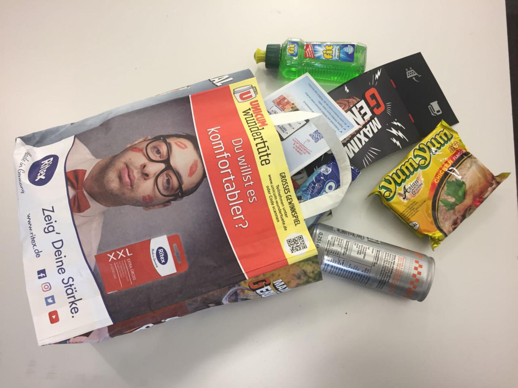 Viele Proben und Werbung ist in der Unicum-Wundertüte. Foto: Amelie Reigl