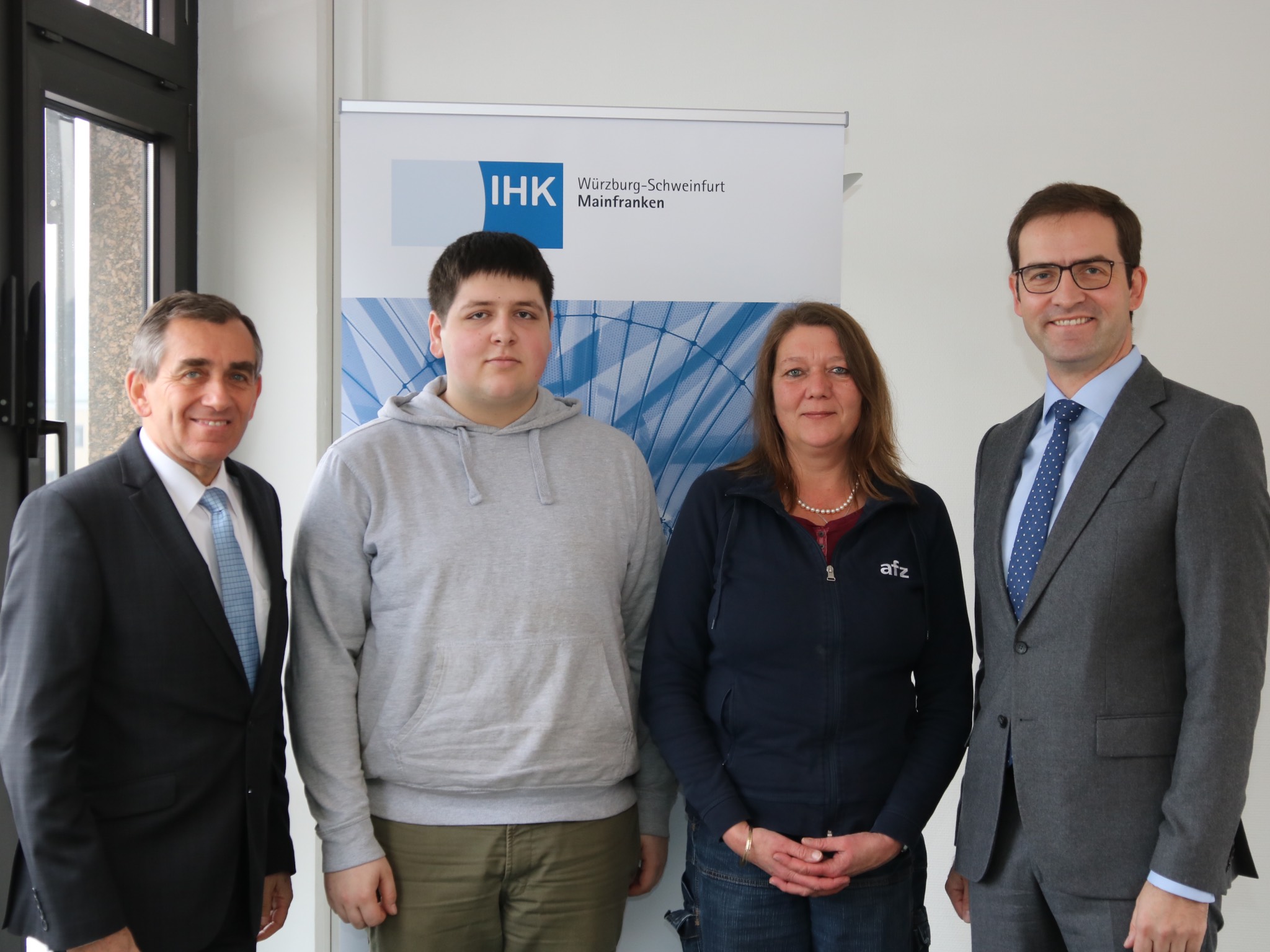 Bundesbestenehrung_Azubis IHK-Präsident Otto Kirchner, Vlastimil Sarközy, Ausbildungsleiterin Beatrice Höra vom Arbeitsförderungszentrum e.V., stellvertretender Hauptgeschäftsführer der IHK Würzburg-Schweinfurt Max-Martin W. Deinhard (v.l.). Foto: IHK Würzburg-Schweinfurt