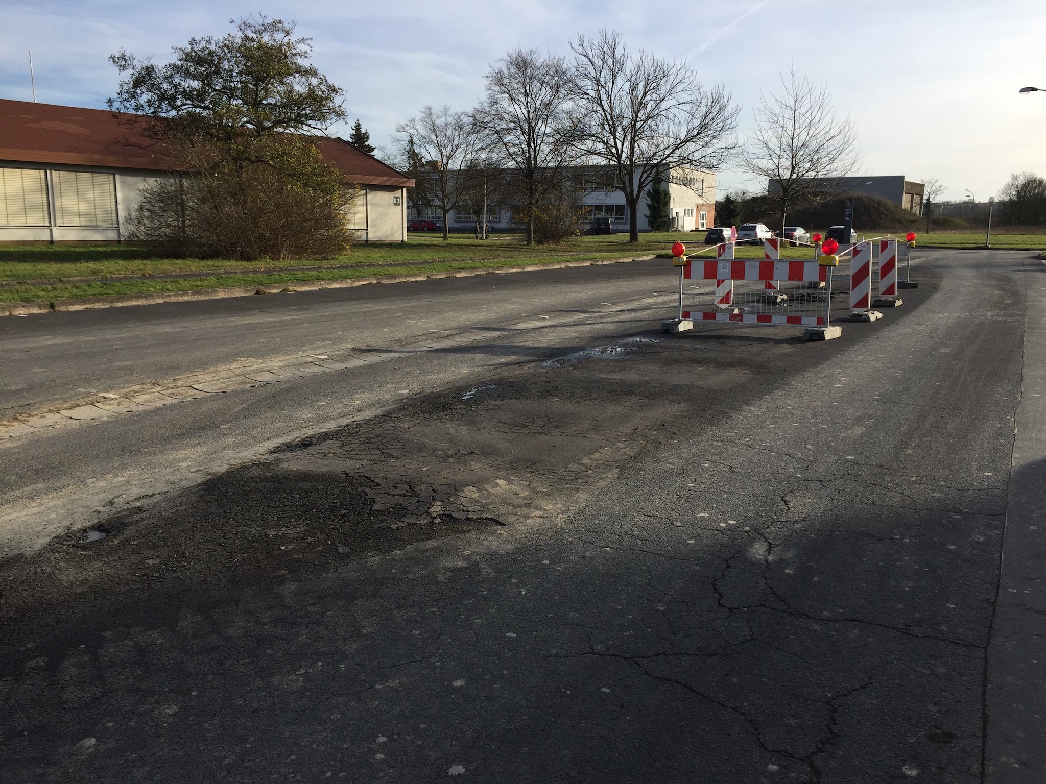 Schlaglöcher und Straßenschäden am Campus Nord. Foto: LHG Würzburg