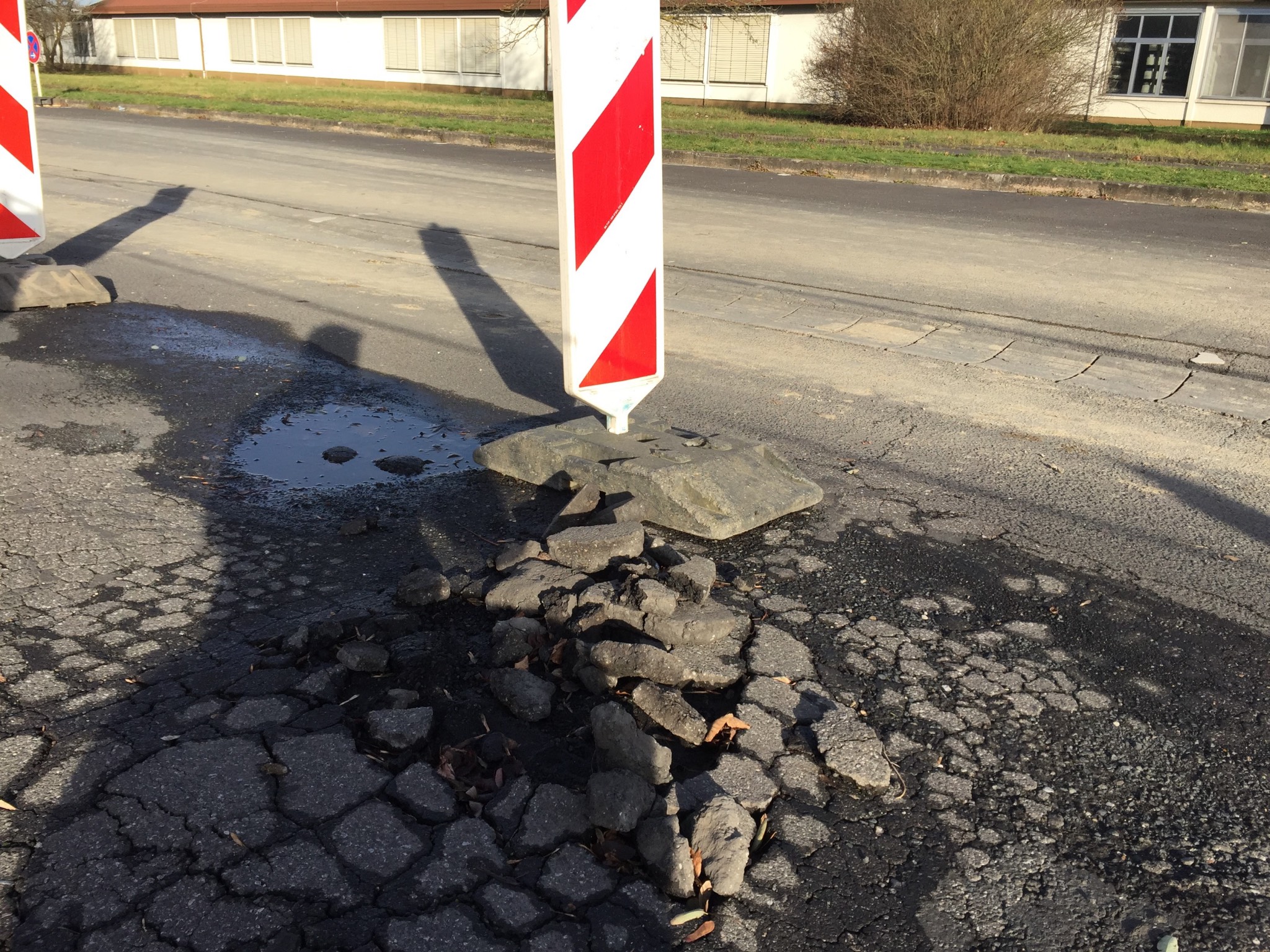 Hubland_Schlagloch Erhebliche Straßenschäden am Hubland Campus Nord. Foto: LHG Würzburg