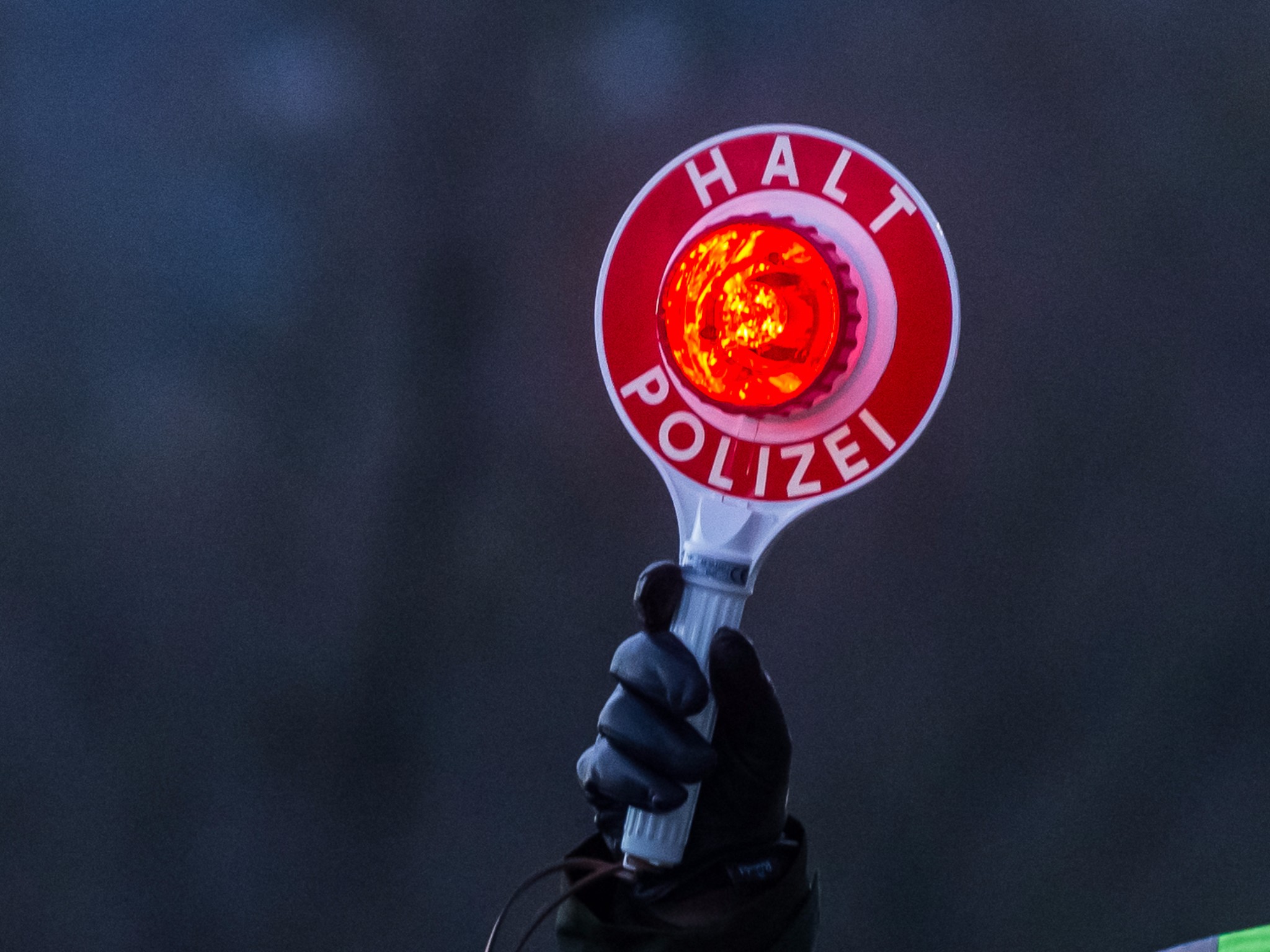 PolizeiKontrolle_Kelle_bayern Die Polizei kontrollierte zahlreiche getunte Fahrzeuge. Symbolfoto: Pascal Höfig