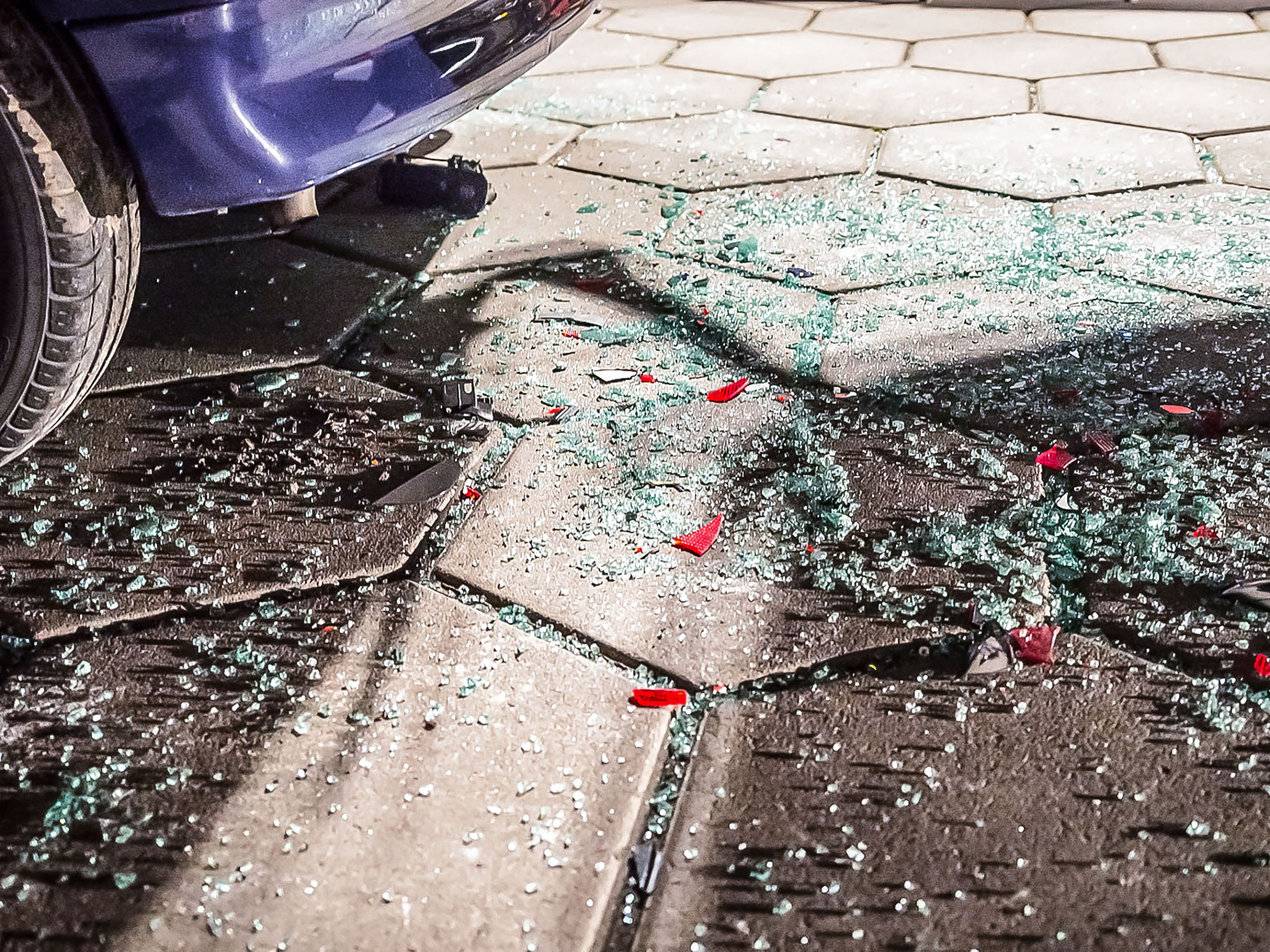 Scherben_Unfall_Flucht Scherben eines Pkw-Rücklichtes am Boden . Symbolfoto: Pascal Höfig