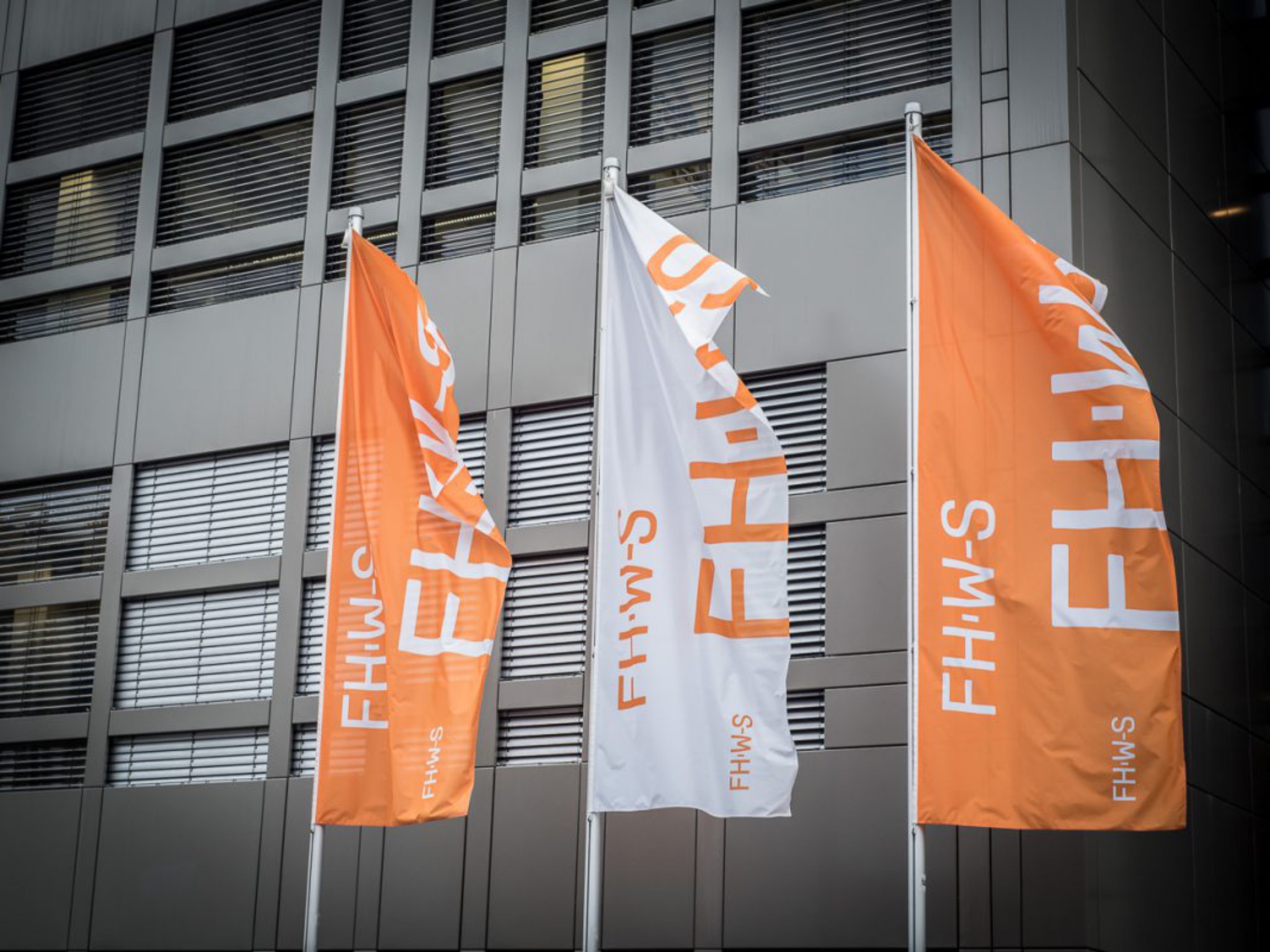 FHWS_Symbol_Fahnen FHWS Würzburg-Schweinfurt. Symbolfoto: Pascal Höfig
