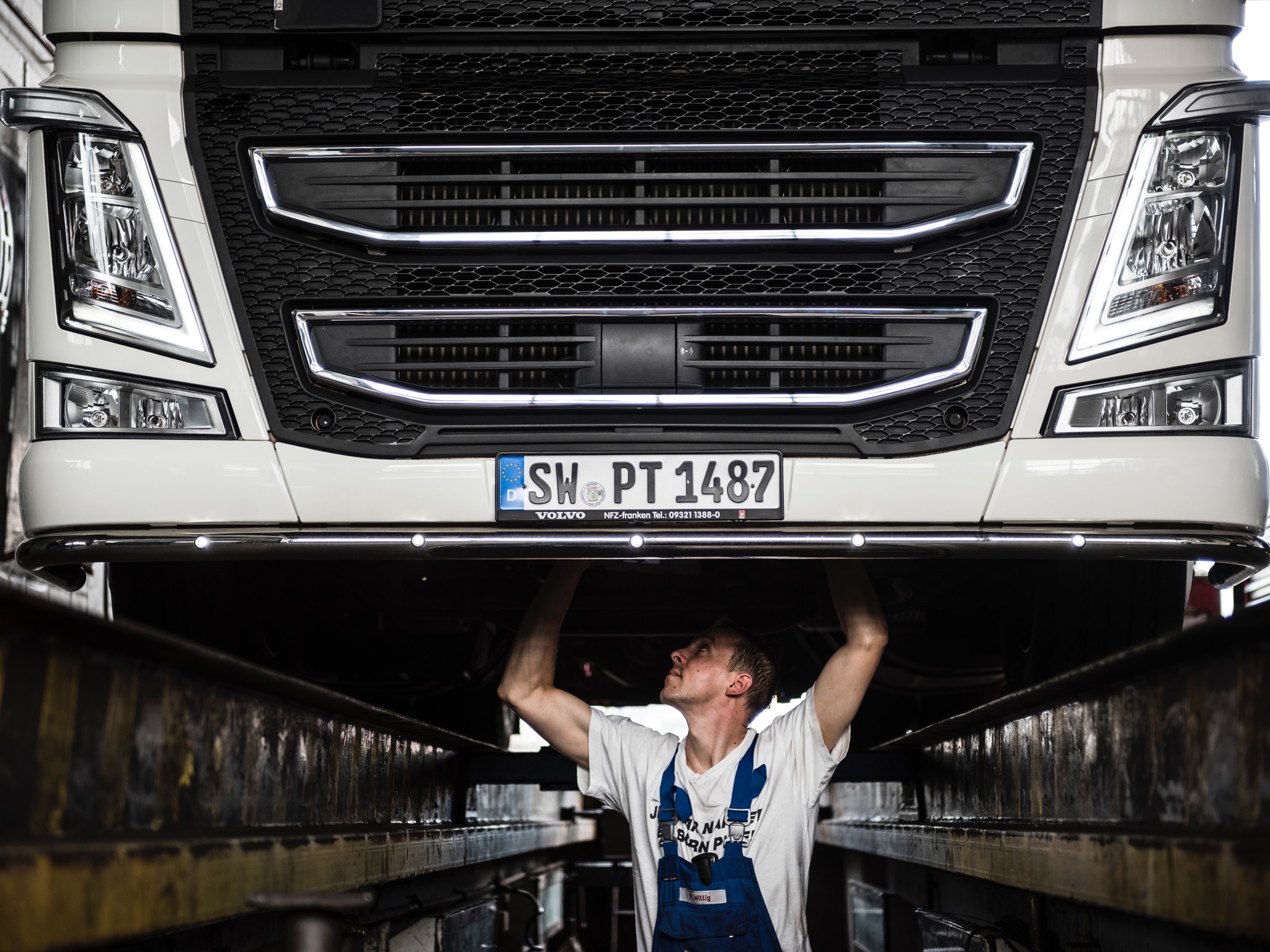 Florian_Pabst_KFZ-Mechatroniker-in Azubi Florian bei der Arbeit. Foto: Pabst Transport GmbH & Co. KG