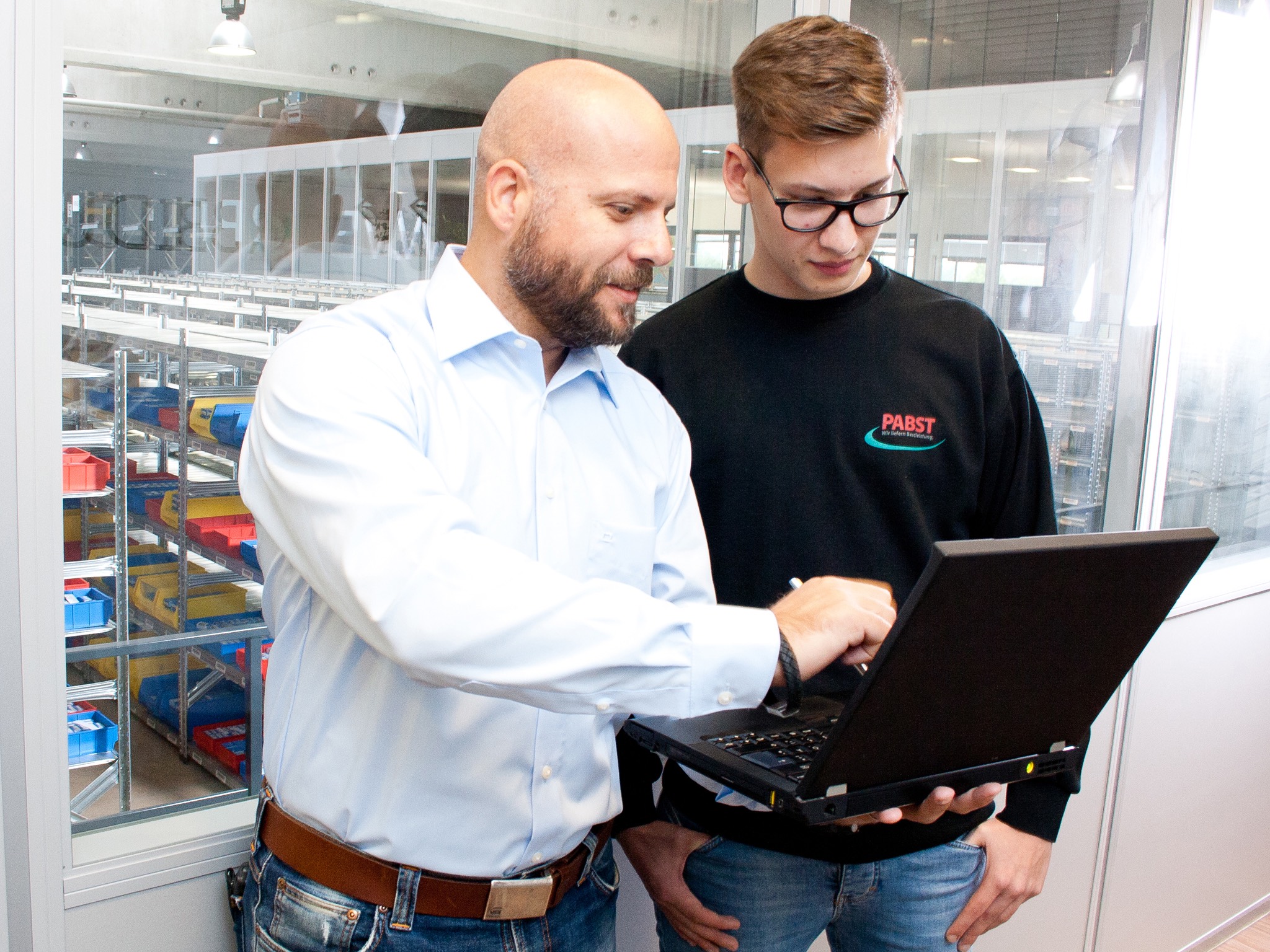 Azubi Nick wird Kaufmann für Spedition und Logistikdienstleistungen. Foto: Pabst Transport GmbH & Co. KG