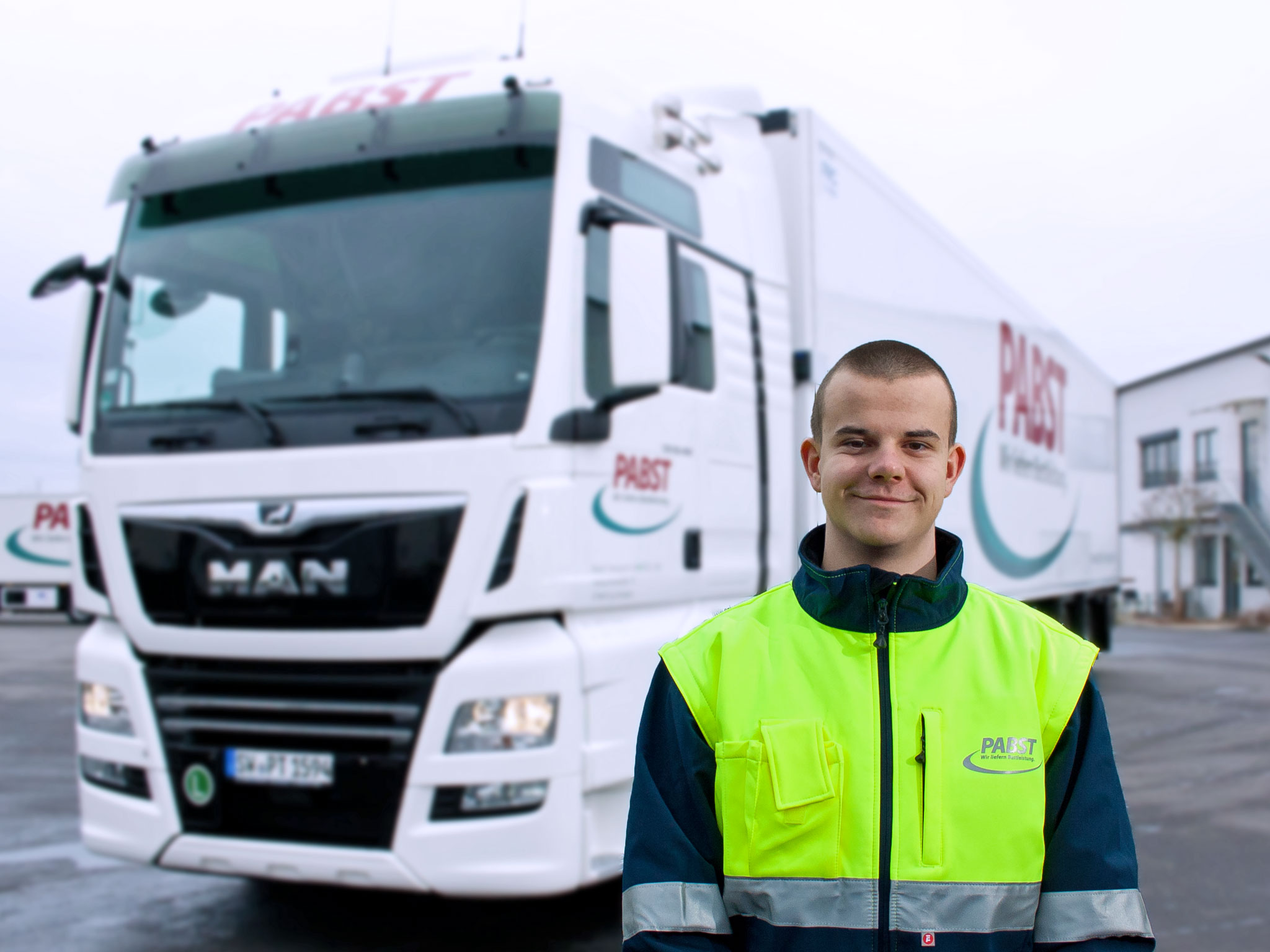 René ist in Ausbildung zum Berufskraftfahrer. Foto: Pabst Transport