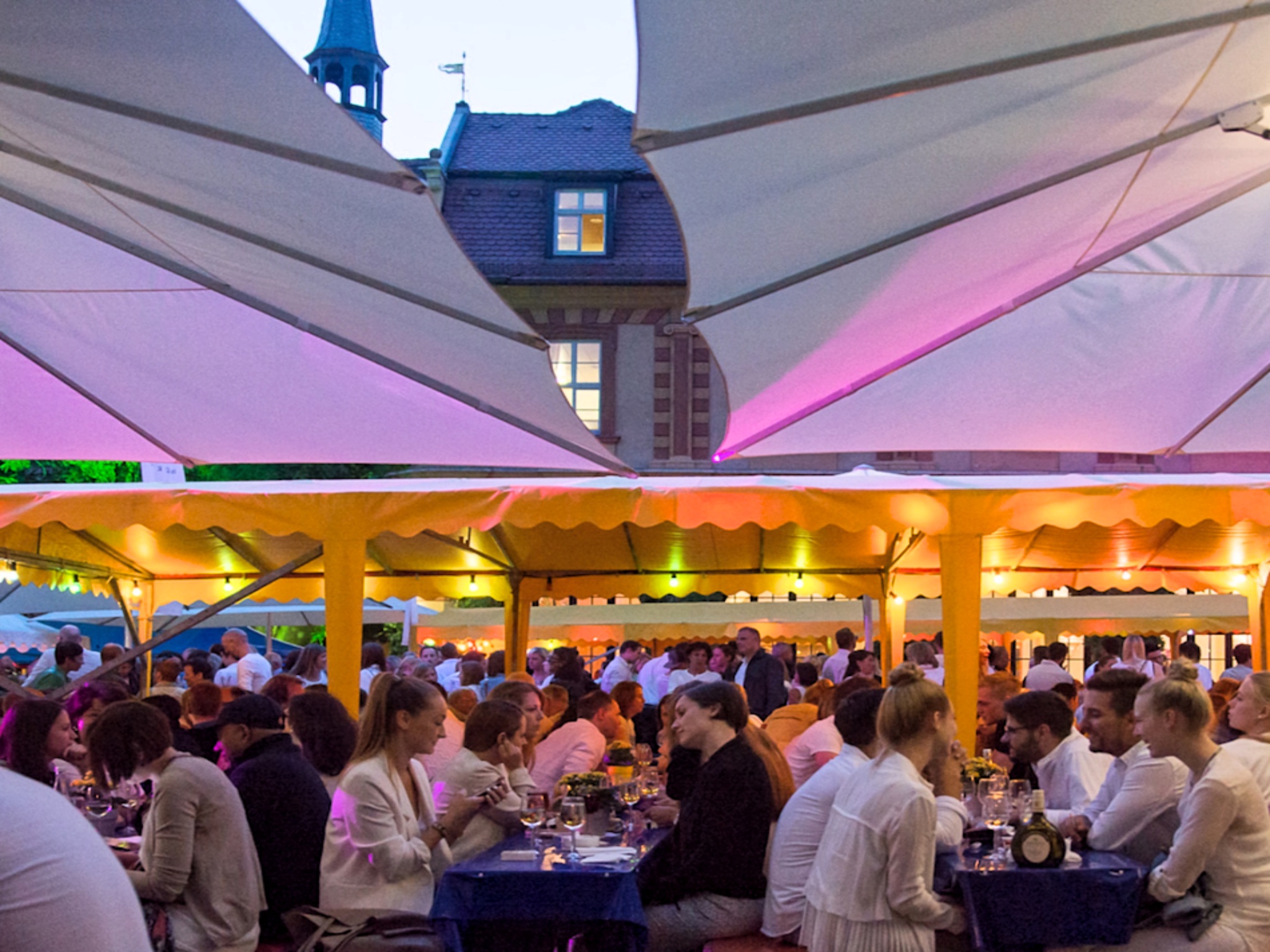 White Party auf dem Hofschoppenfest. Foto: Pascal Höfig