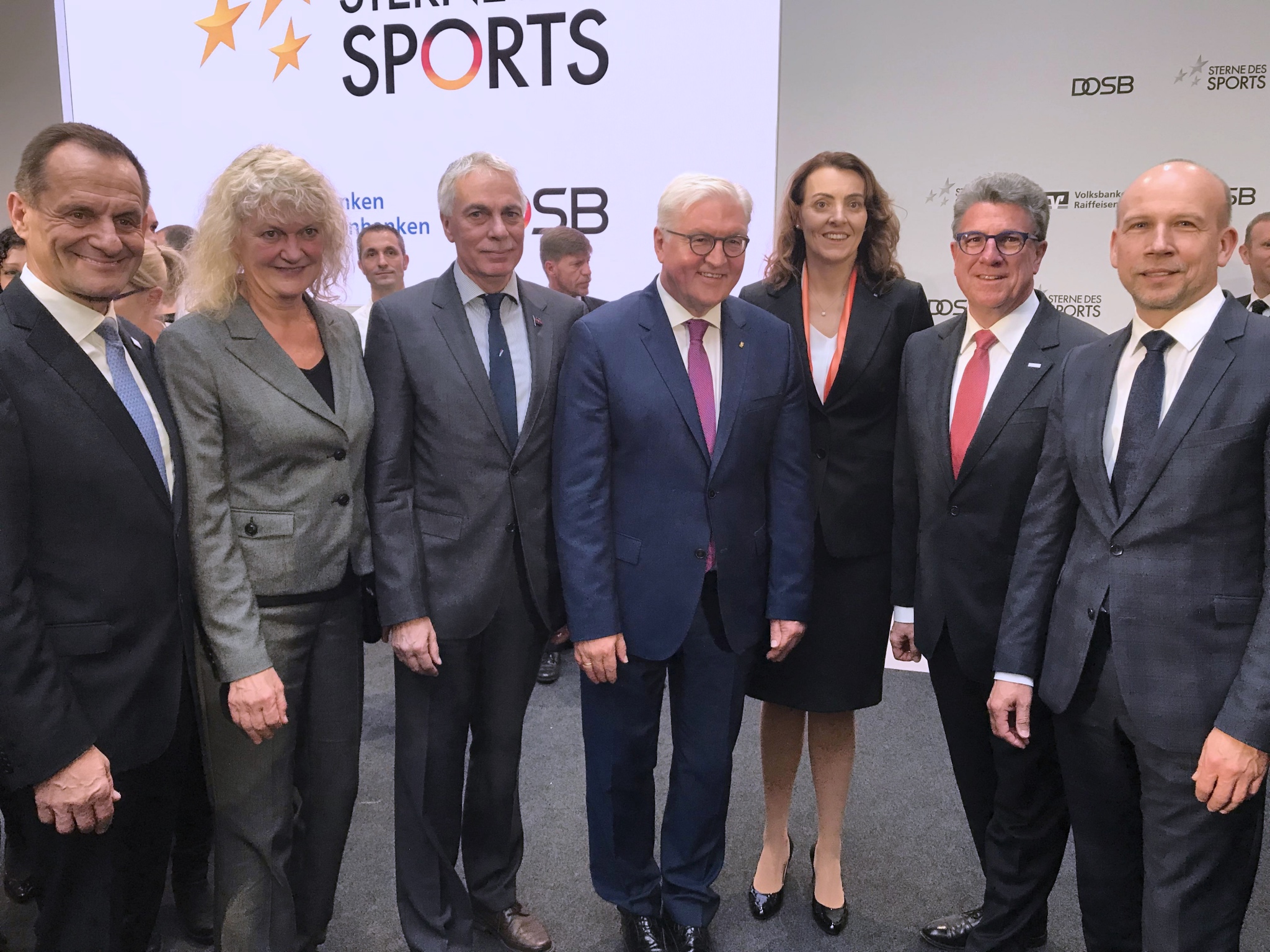 Gruppenbild_mit_Steinmeier Von links nach rechts: DOSB Präsident Alfons Hörmann, ROW-Vorsitzende Cornelia Drewitzki, ROW 2.Vorsitzender Bernd Fleischmann, Bundespräsident Frank-Walter Steinmeier, BVR-Präsidentin Marija Kolak, Vorstand DZ Bank Thomas Ullrich., Direktor der VR-Bank Würzburg Joachim Erhard. Foto: VR-Bank Würzburg