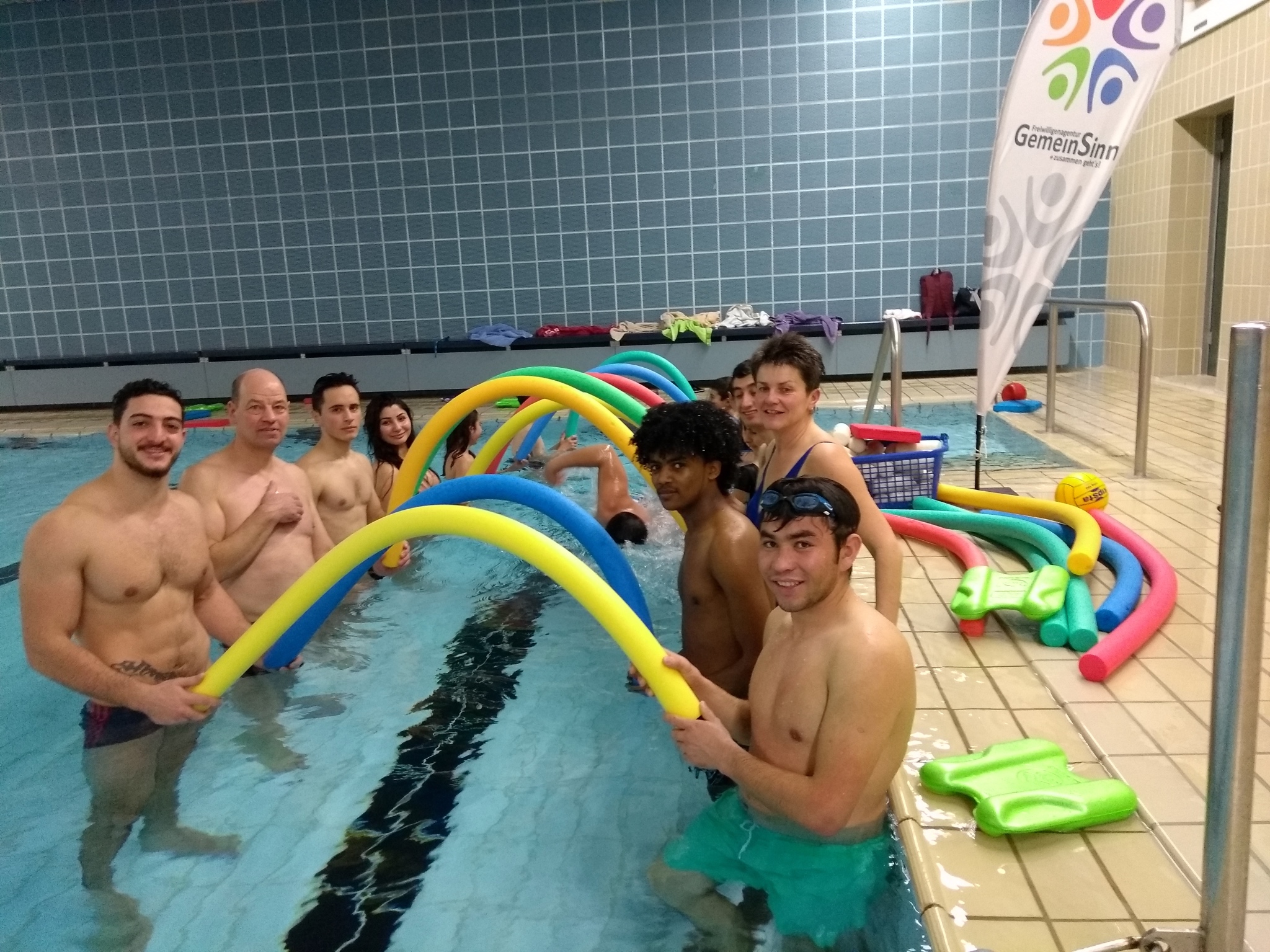 MiteinanderLebenSchwimmkurs1 Die Ehrenamtlichen Ahmad Zidan (vorne links), Klaus Reuter (2. Links), Nehmat Husseini (vorne rechts), Gudrun Vay (3. Rechts). Foto: Katrin Schauer