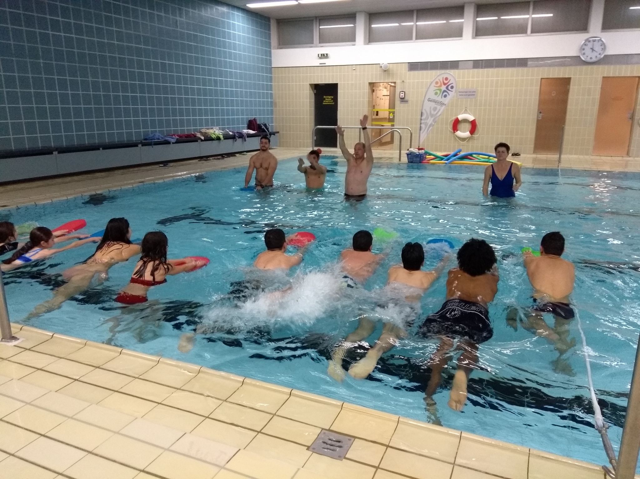 Kinder, Jugendliche und Frauen lernten bei acht Anfänger-Schwimmkursen im Hallenbad in Dittelbrunn das Schwimmen. Foto: Katrin Schauer