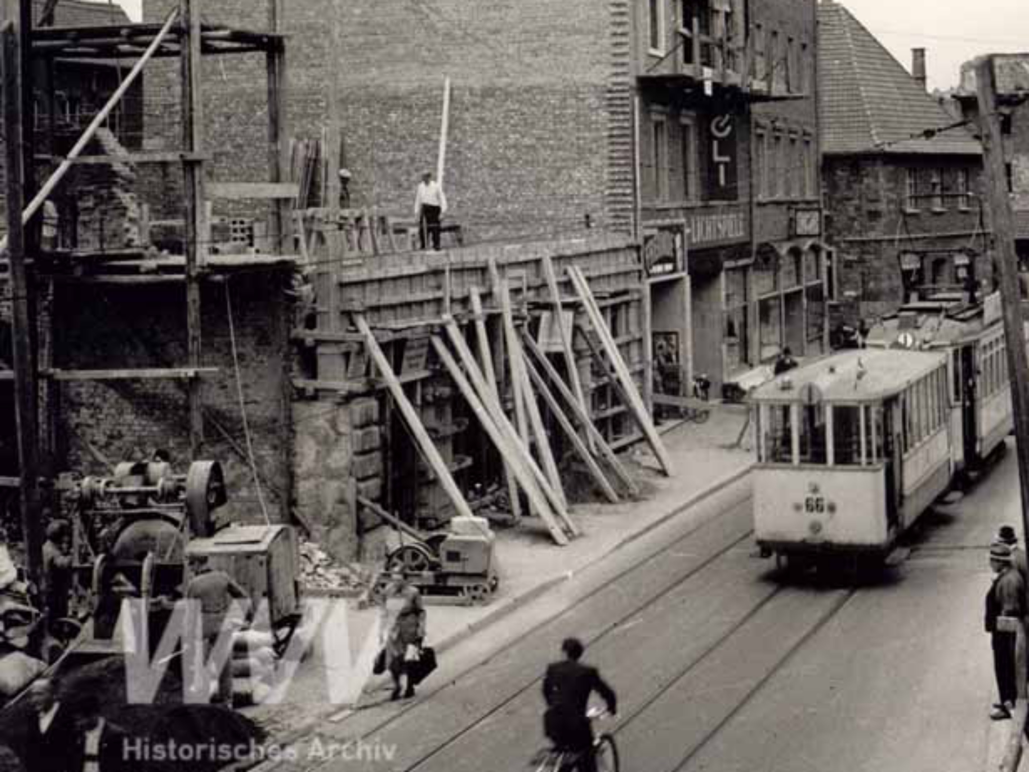 Aufbauarbeiten in der Augustinerstraße im Jahr 1950. Foto: Historisches Archiv der WVV