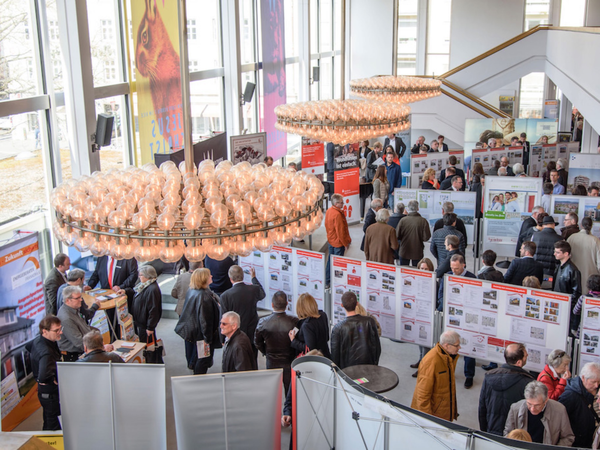 Immobilienmarktplatz_Sparkasse Besucher des Immobilien-Marktplatzes im Mainfranken Theater. Foto: Sparkasse Mainfranken Würzburg