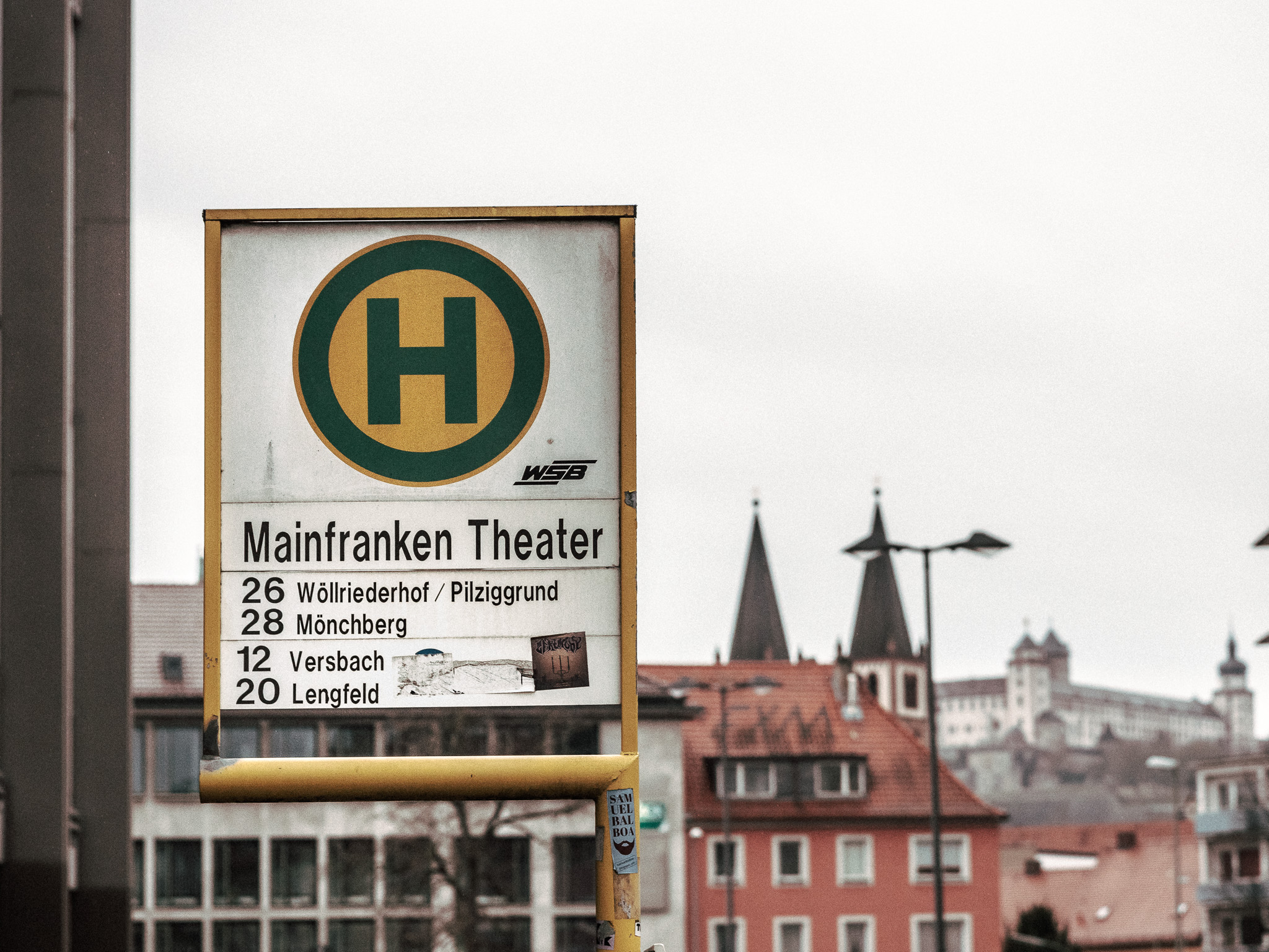 Haltestelle Mainfrankentheater Würzburg Symbolfoto Bushaltestelle. Foto: Pascal Höfig