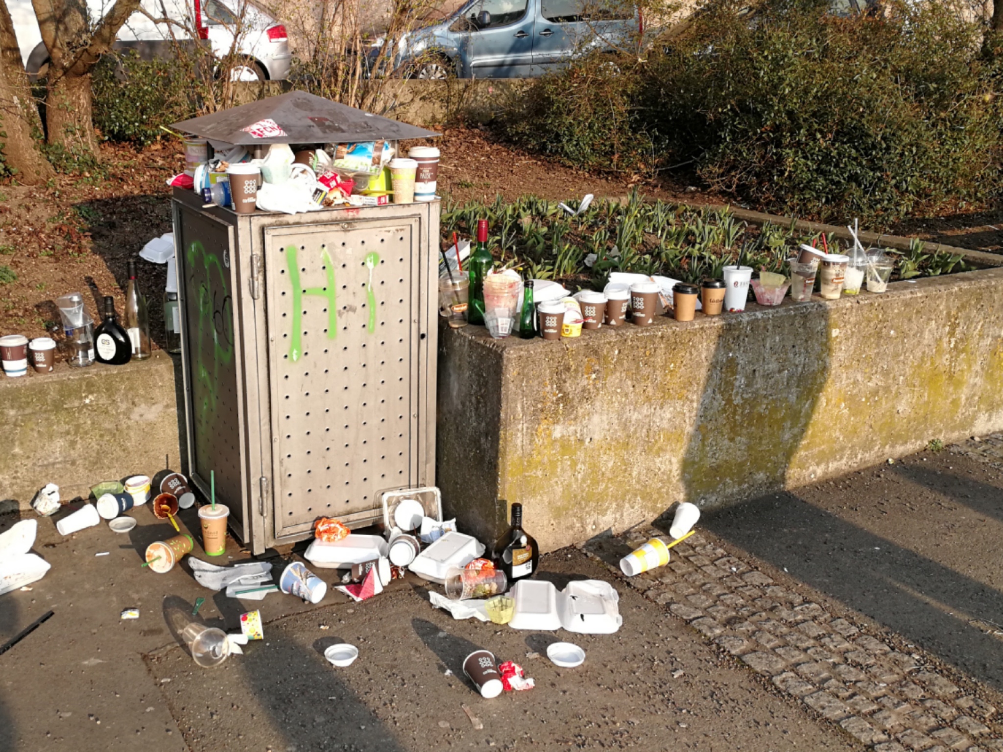 Mülltonne Symbolbild Traurige Realität: Überquellende Mülleimer und Einwegbecher so weit man schauen kann. Foto: Inka