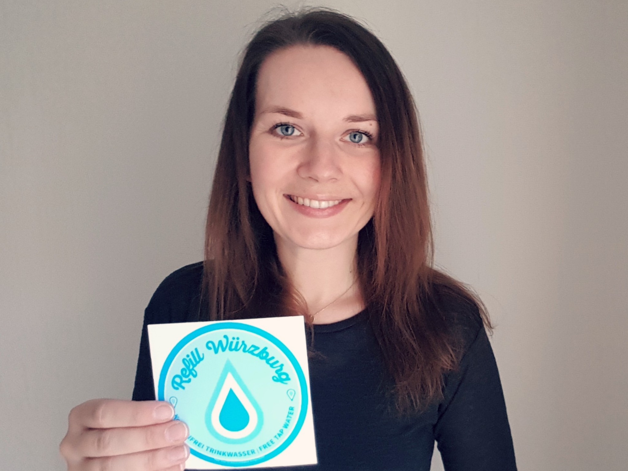 Refill-Wuerzburg Stefanie mit den Refill-Aufklebern. Foto: Stefanie Hartmann