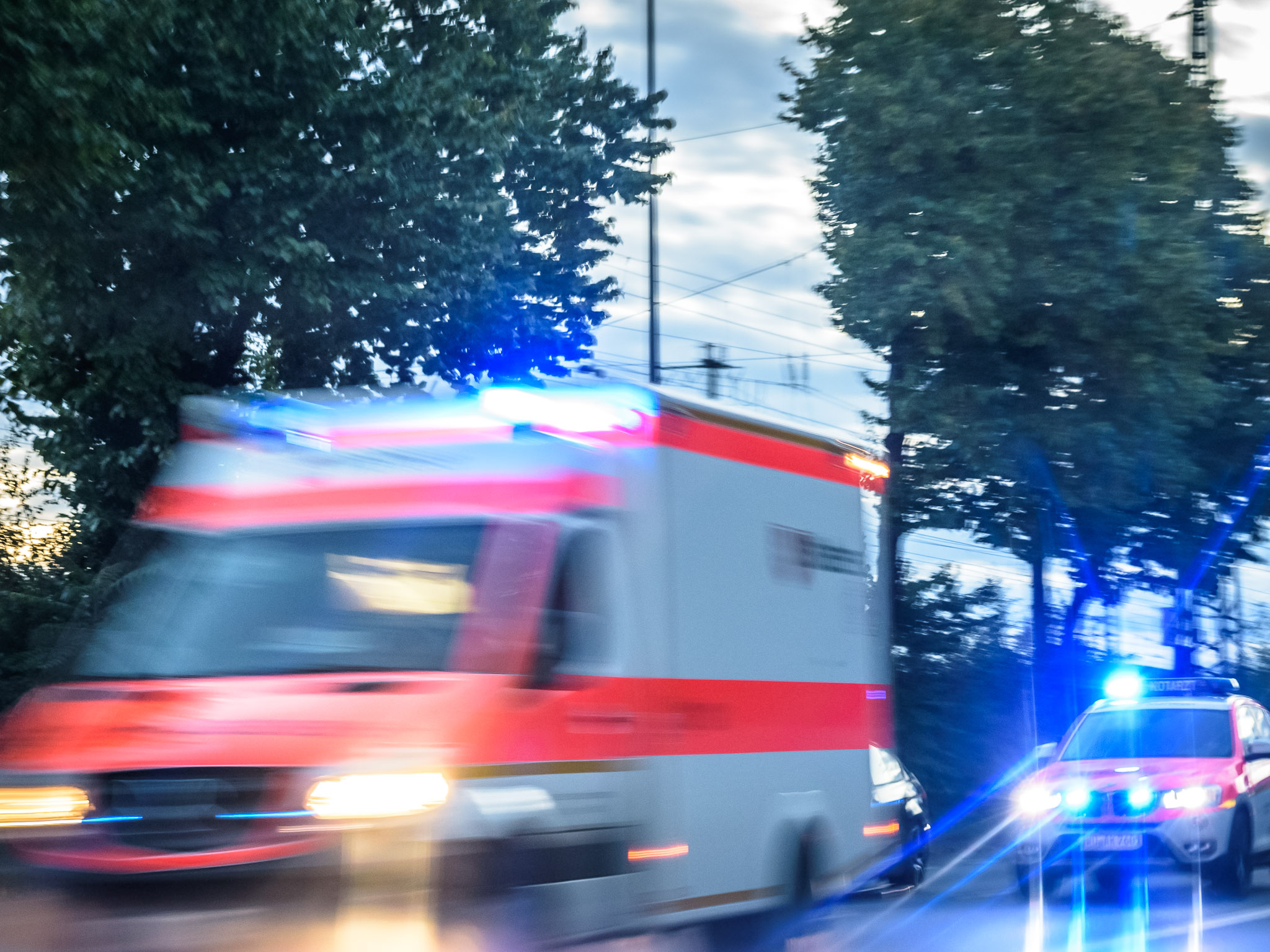 Rettungswagen_Notarzt_02 Rettungsdienst und Notarzt im Einsatz.Symbolfoto: Pascal Höfig