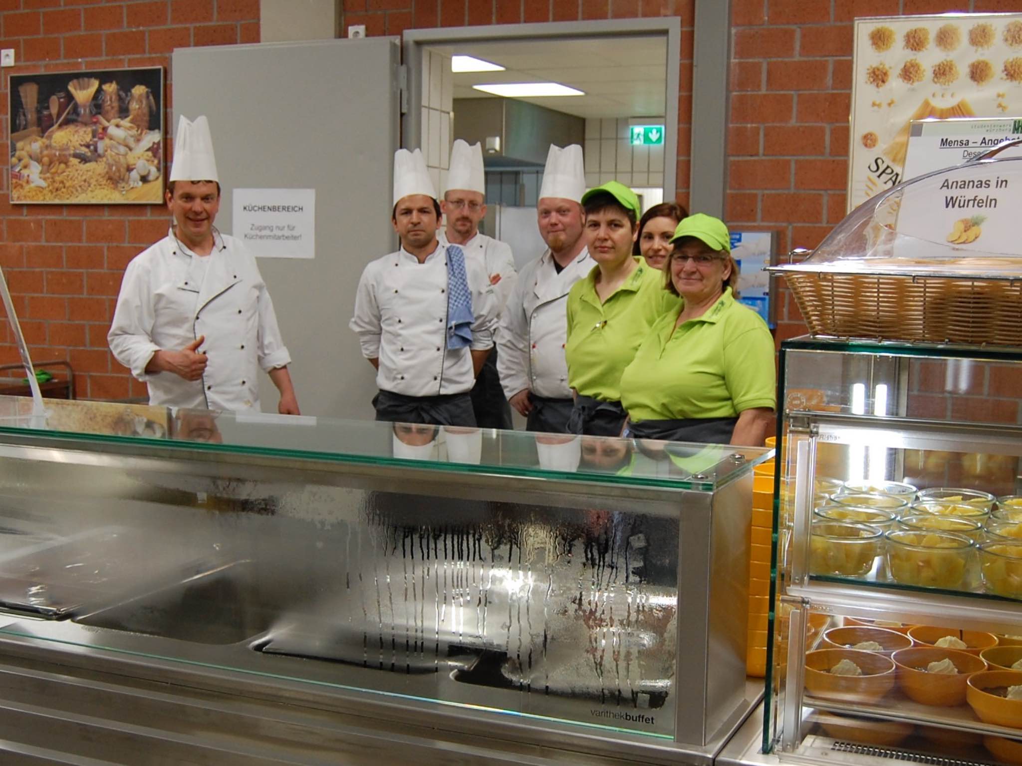 Team_Interimsmensa Während der Sanierung steht das Team der Intirimsmensa für euren Hunger bereit! Foto: Studentenwerk Würzburg