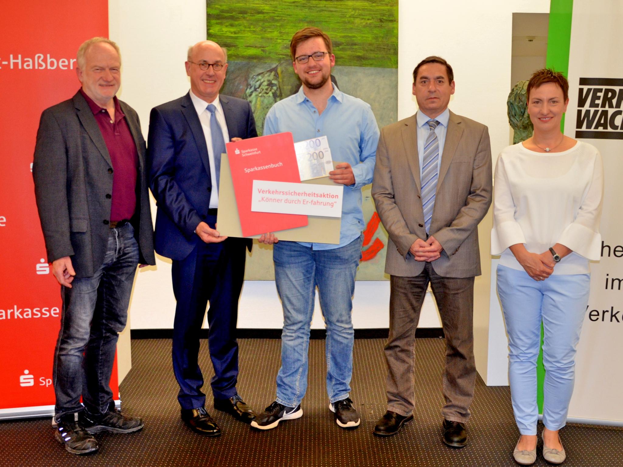 verkehrswacht_sicherheitstraining v.l. Adi Schön, Johannes Rieger (Sparkasse) , Gewinner Maxim Starodub, Pedro Stöth (Sparkasse) und Diana Ruppert ( Verkehrswacht Schweinfurt). Foto: Alexandra Lang