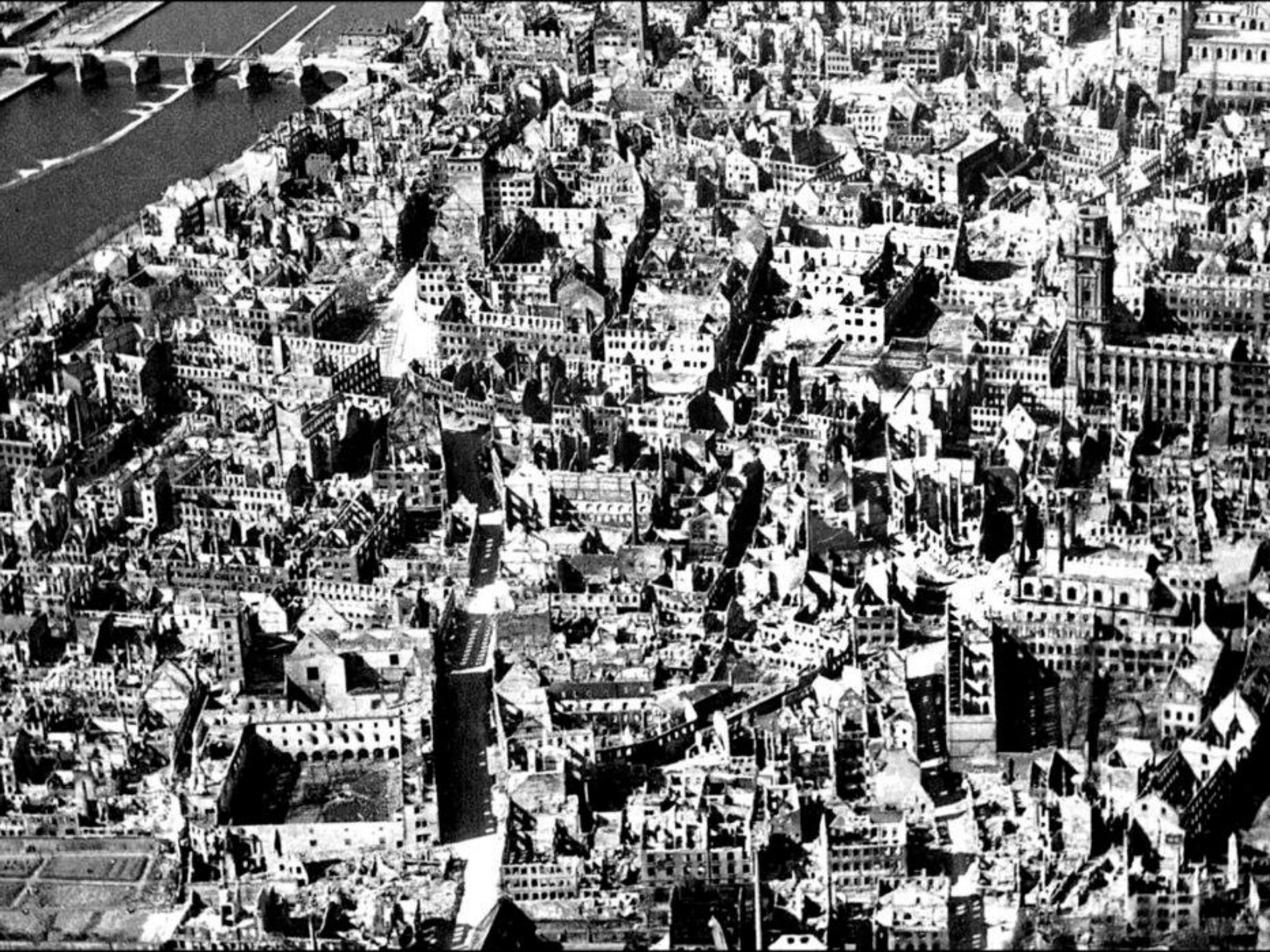 Das Ruinenfeld der Würzburger Altstadt nach dem 16. März 1945. Archiv: Willi Dürrnagel