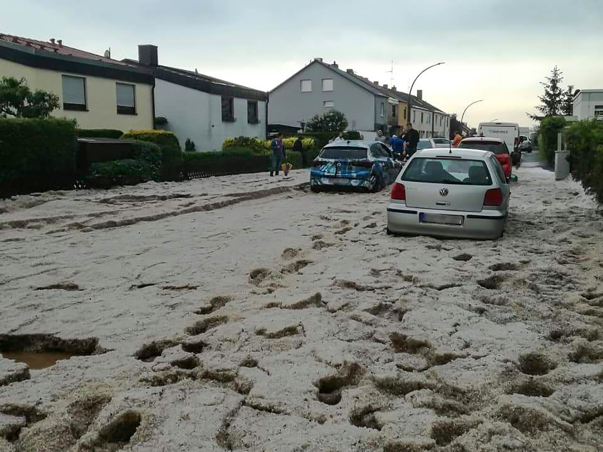 Schweinfurt_Hagel Eine dicke Schneeschicht legte Teile von Niederwerrn am Nachmittag lahm. Foto: Rainer Wiesneth