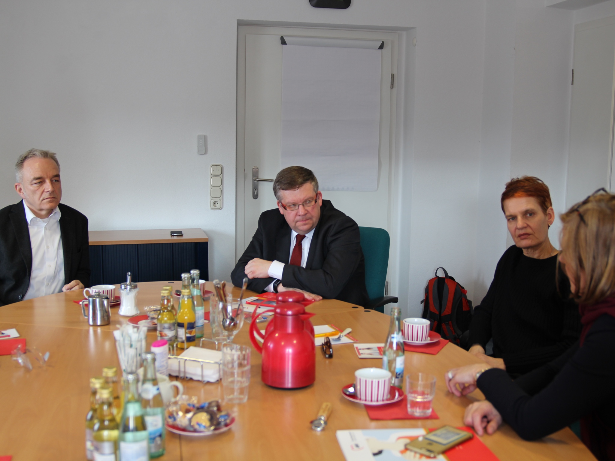 Unterstützung für Frauenhäuser! - Leiterin Britta Richl und AWO Bezirksgeschäftsführer Martin Ulses mit MdL Volkmar Halbleib und Simone Strohmayr. Foto: Traudl Baumeister
