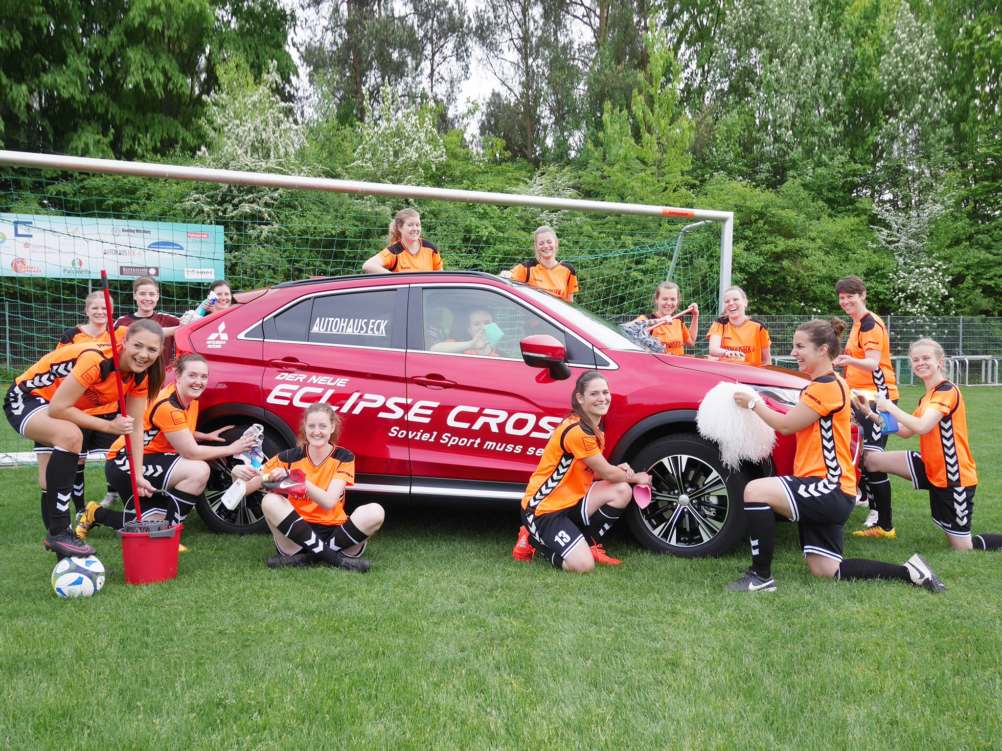 wuerzburgdragons_fussballmannschaft_voting-1 Die Mädels der Würzburg Dragons. Foto: Autohaus Eck