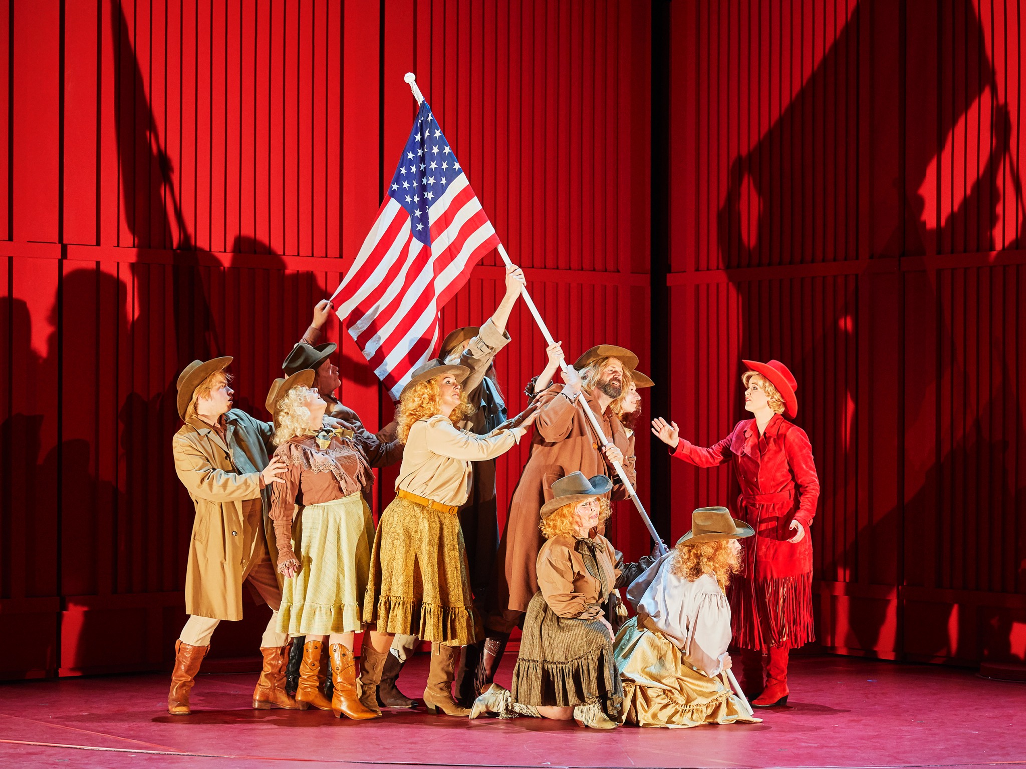 Sänger, Tänzer und große Chorszenen. Foto: Mainfranken Theater / Nik Schölzel