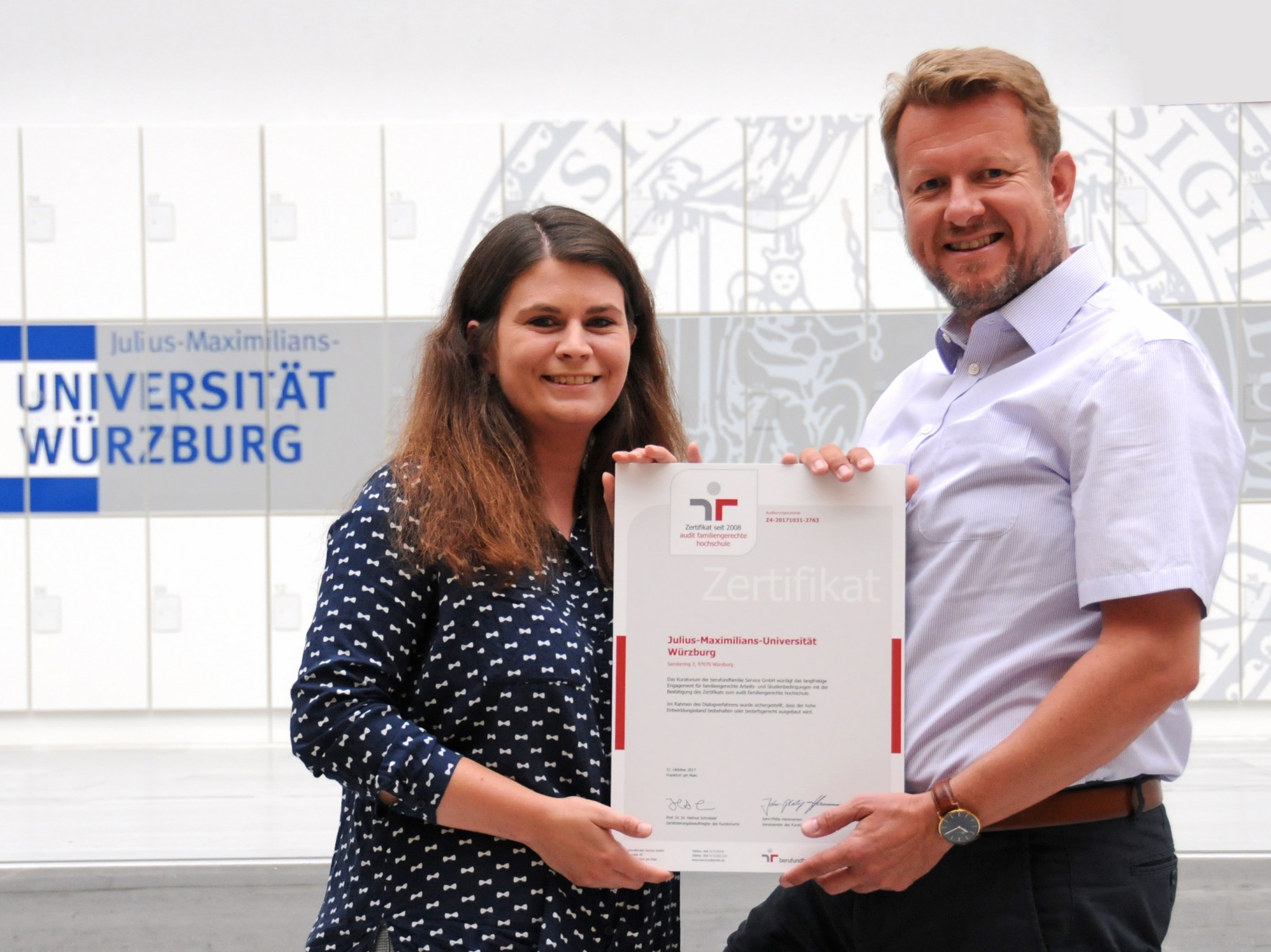Klaus Baumann und Marion Bischoff mit dem Zertifikat „Familiengerechte Hochschule“. Foto: Robert Emmerich